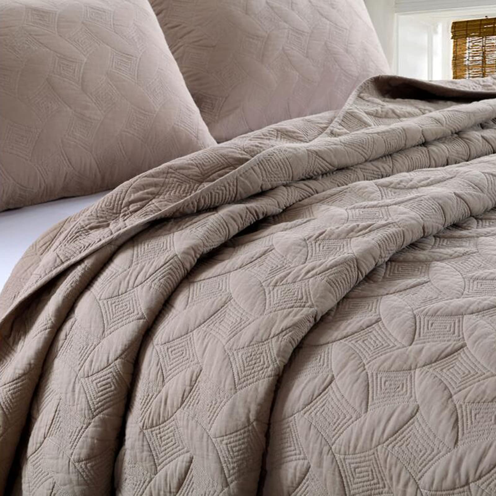 King Size 3-Piece Brown Quilt Set - Soft Lightweight Microfiber Bedspread & 2 Pillow Shams | All-Season Oversized Quilted Coverlet for Bedroom, Guest Room & Dorm | Breathable & Cozy Home Decor