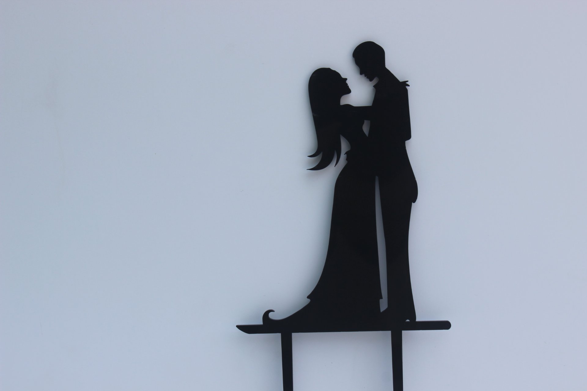 Elegant Wedding Cake Topper - Bride and Groom Hug Silhouette for Romantic Wedding Cakes | Perfect for Anniversary, Engagement & Bridal Shower Decorations