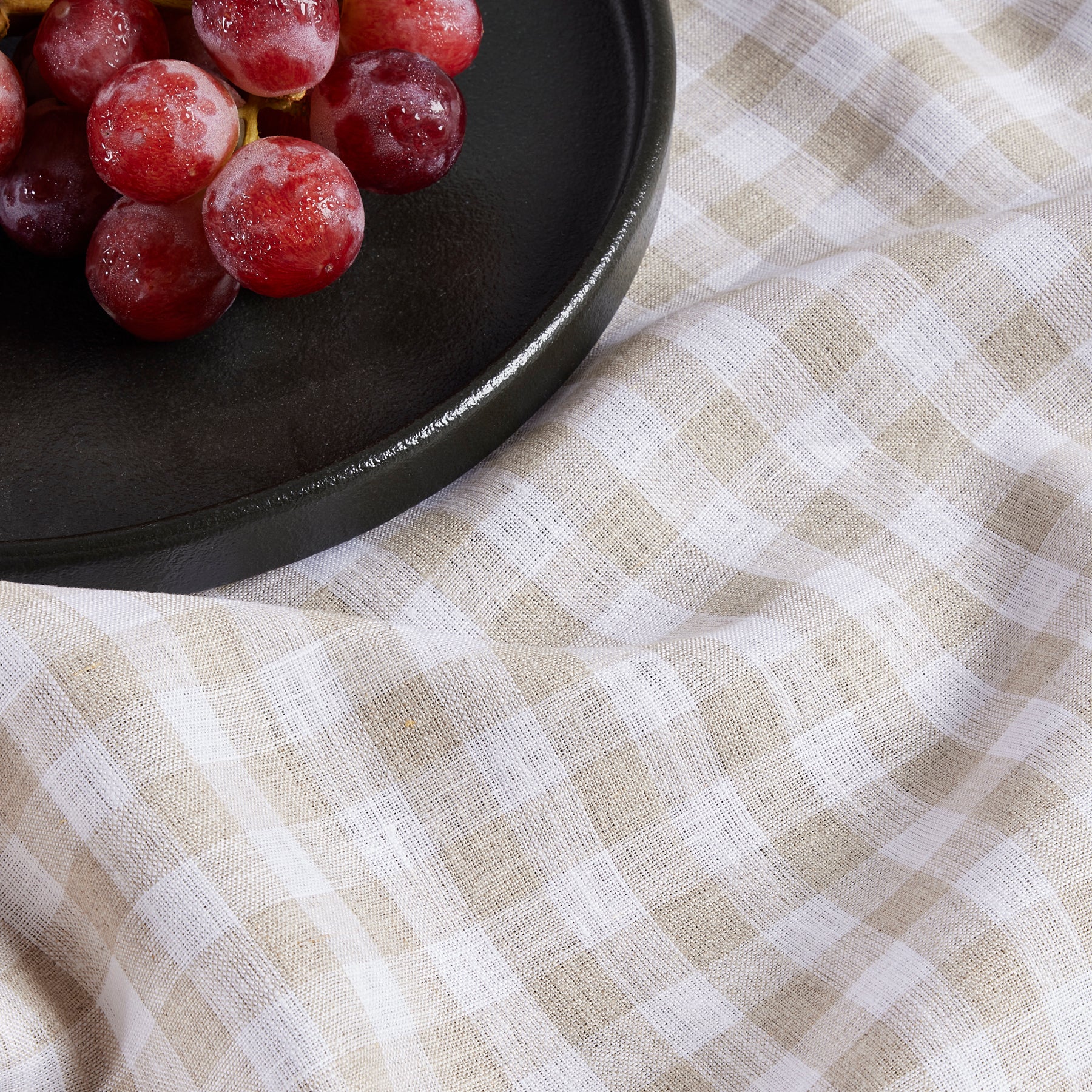 Classic Gingham Table Throw - Stylish Cotton Tablecloth for Dining, Picnics & Outdoor Events - Perfect for Kitchen, Party & Home Decor
