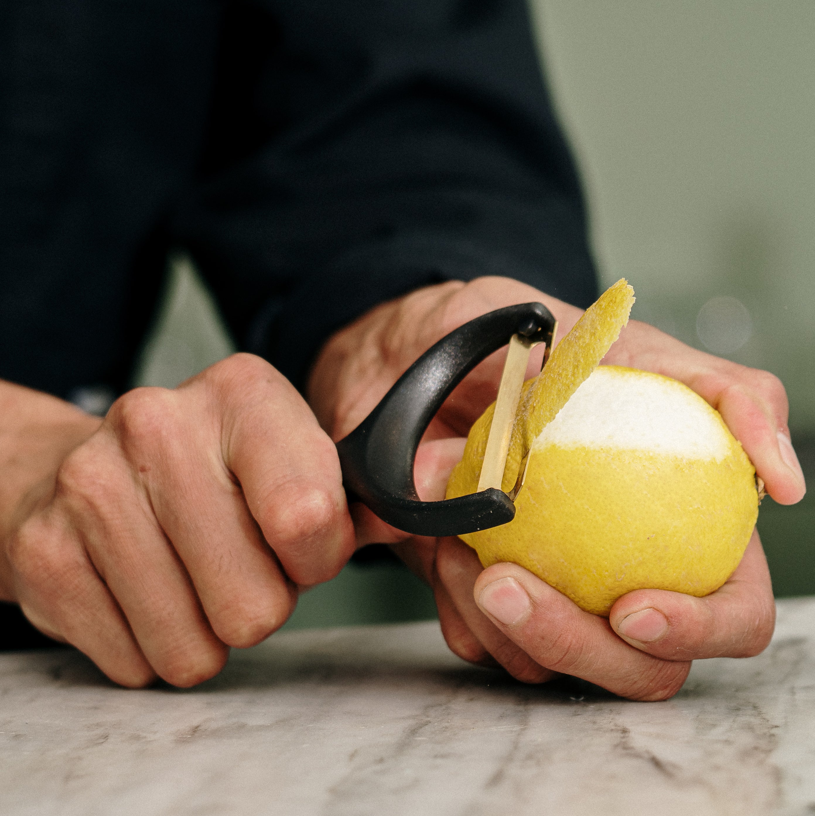Premium Stainless Steel Citrus Peeler - Gold Kitchen Tool for Peeling Oranges, Lemons & Grapefruits - Perfect for Juicing, Baking & Cocktail Making