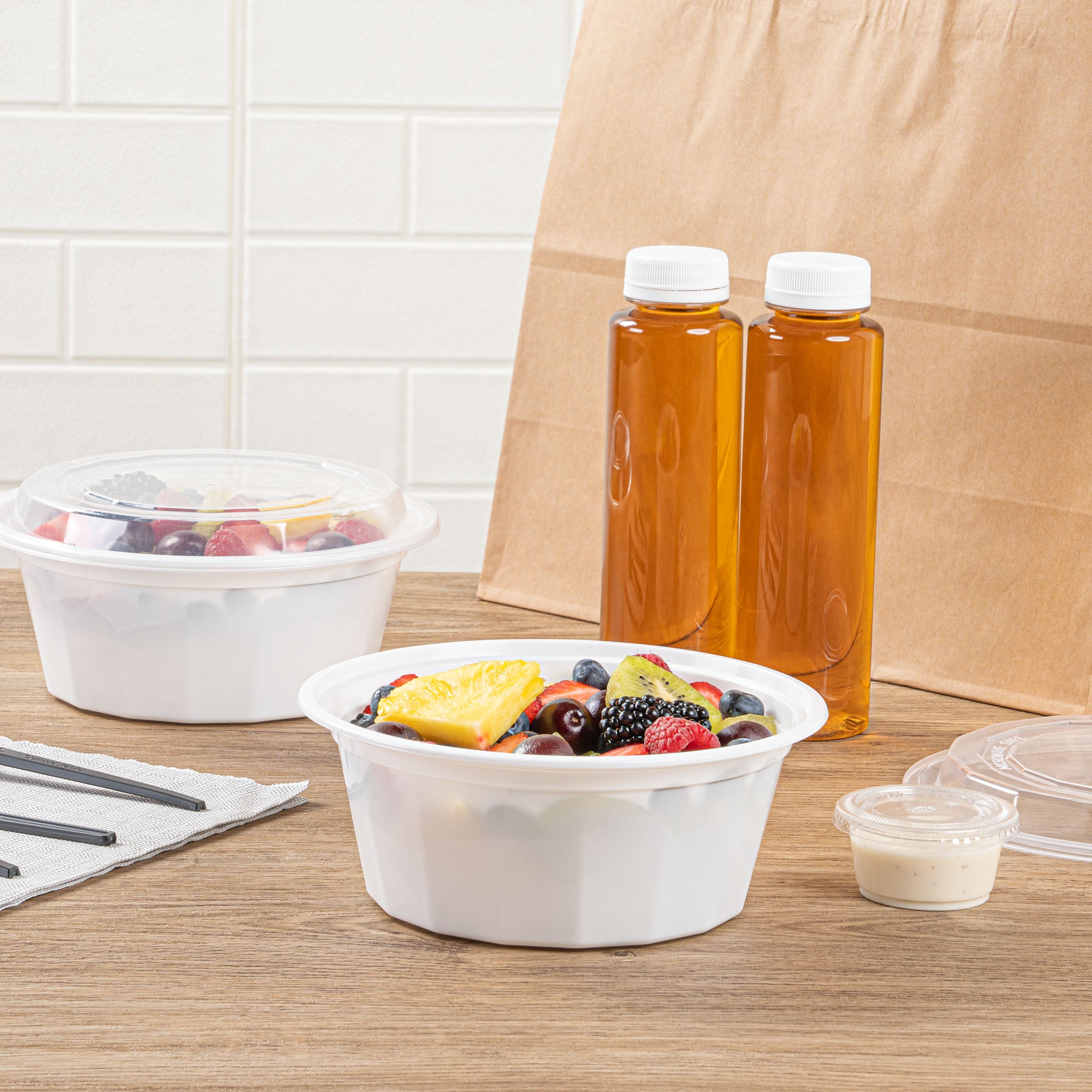 32 oz Round White Plastic Food Storage Containers with Clear Lids - Microwave Safe Takeout Boxes (7.25