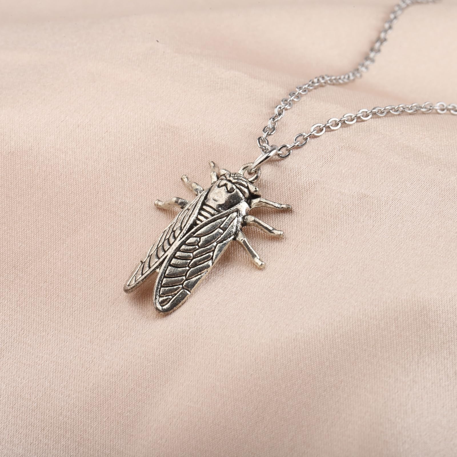WSNANG Cicada Necklace - Elegant Insect Pendant Jewelry for Women - Unique Gift for Nature Lovers - Perfect for Outdoor Adventures, Boho Fashion & Special Occasions