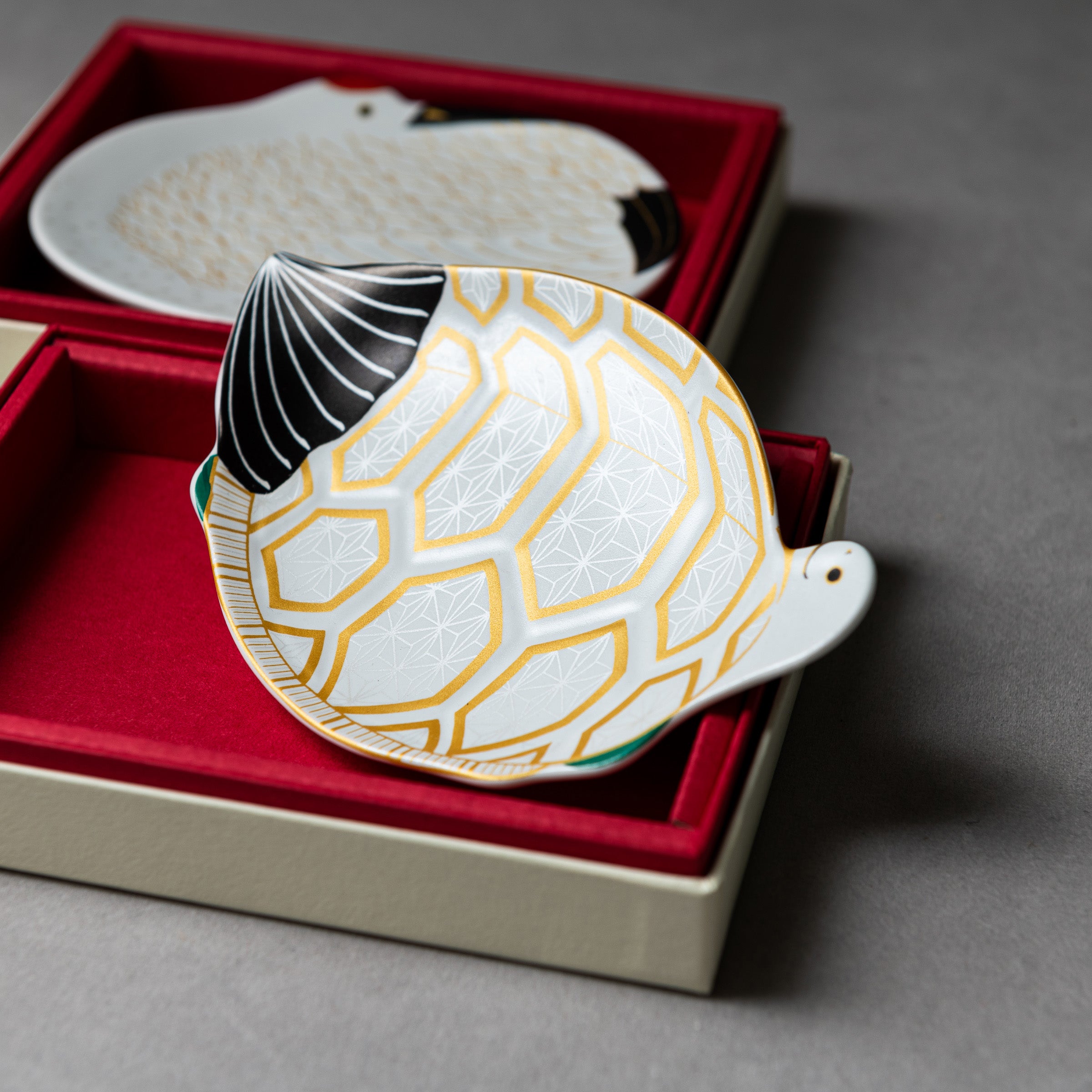 Japanese Arita Ware Crane & Tortoise Ceramic Plate Gift Set - 13.5cm, Set of 2 - Elegant Dinnerware for Special Occasions & Home Decor