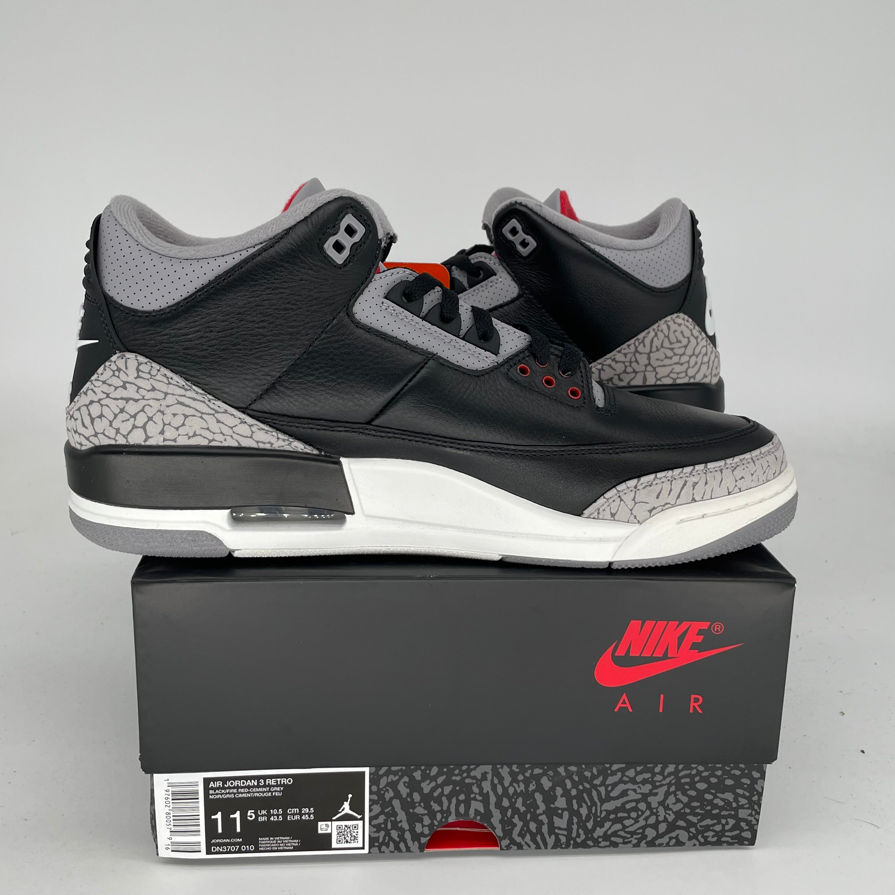 Original Title: AIR JORDAN 3 BLACK CEMENT SIZE 11.5 DN3707 010   Optimized Title: **Air Jordan 3 Retro Black Cement Men's Basketball Shoes Size 11.5 DN3707-010 - Stylish Sneakers for Streetwear & Casual Outfits**