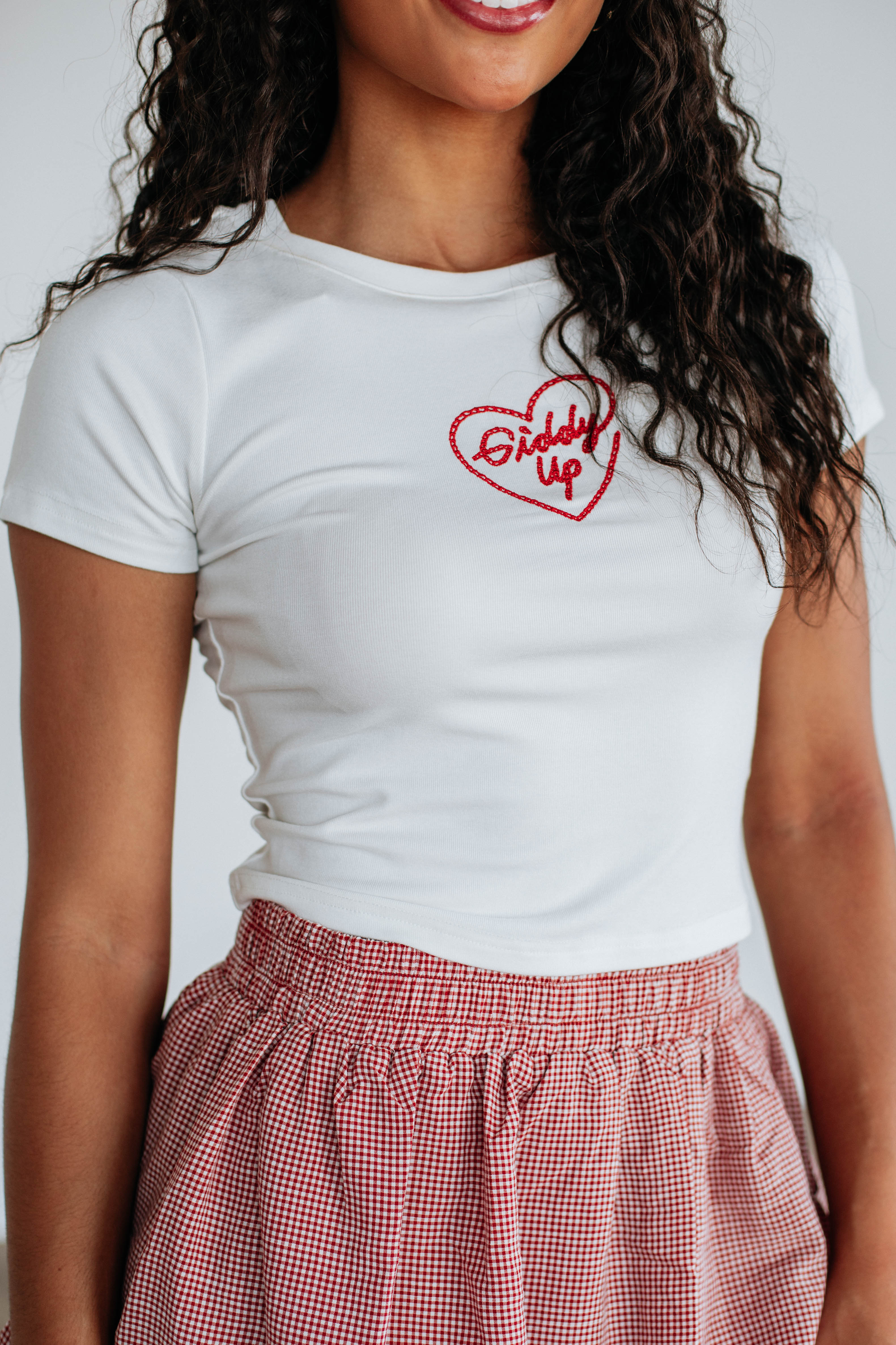 Giddy Up Tee - Trendy Western Style T-Shirt for Men & Women - Perfect for Rodeo, Country Concerts & Casual Outfits