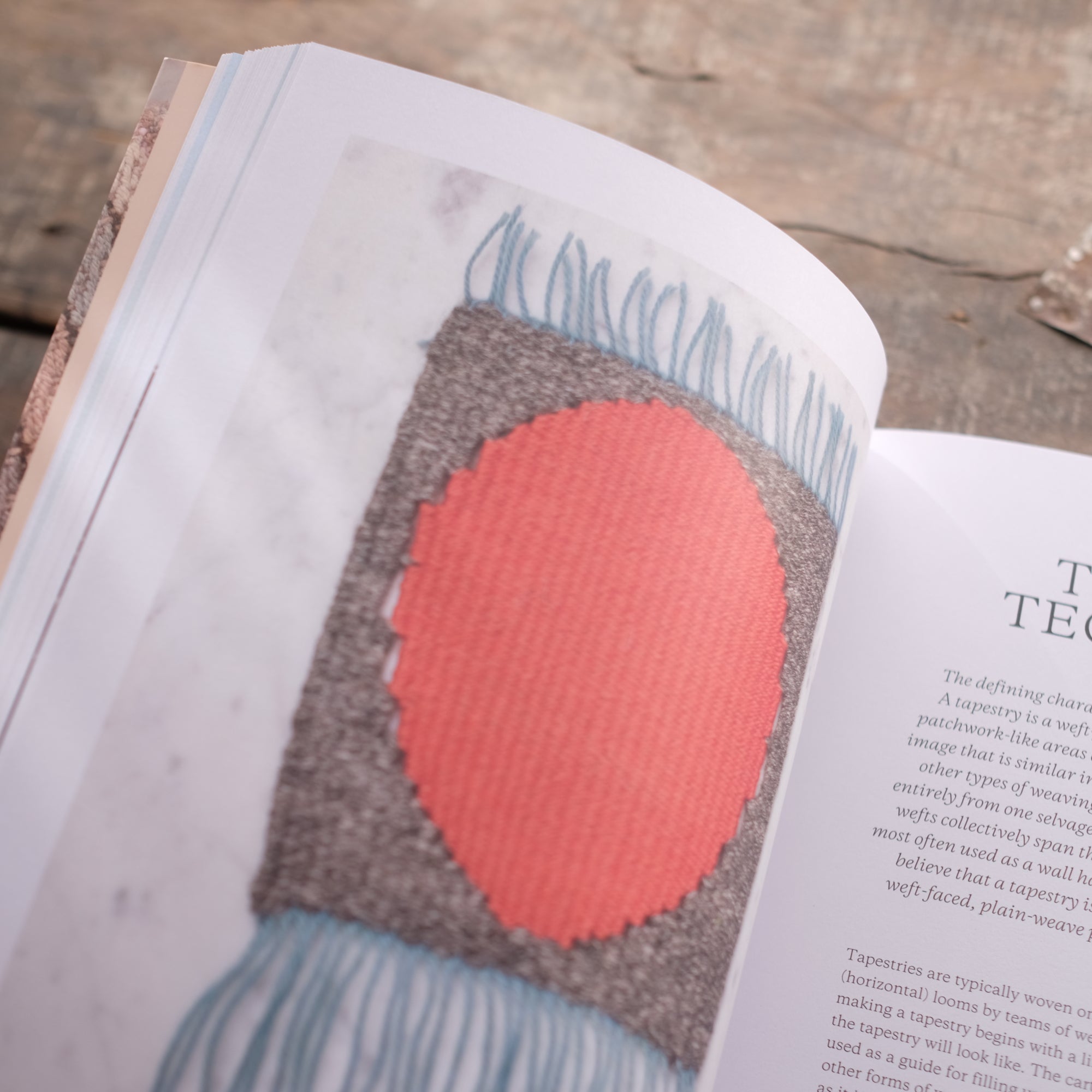 Weaving on a Little Loom: Beginner's Guide to Techniques, Patterns & DIY Projects by Fiona Daly - Perfect for Home Decor, Gifts & Crafting