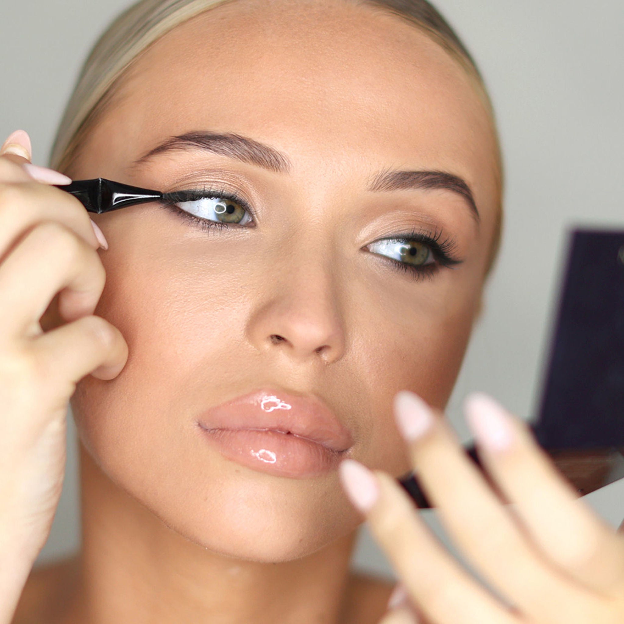 Angled Eyeliner Brush - Professional Makeup Brush for Precise Winged Eyeliner & Eyebrow Definition - Perfect for Smokey Eyes & Everyday Makeup Looks