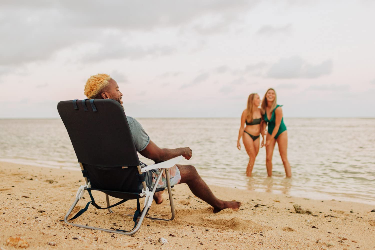 PICNIC TIME NCAA Ole Miss Rebels Monaco Folding Beach Chair - Portable Outdoor Lounge Chair for Beach, Pool, Camping, Tailgating & Sporting Events