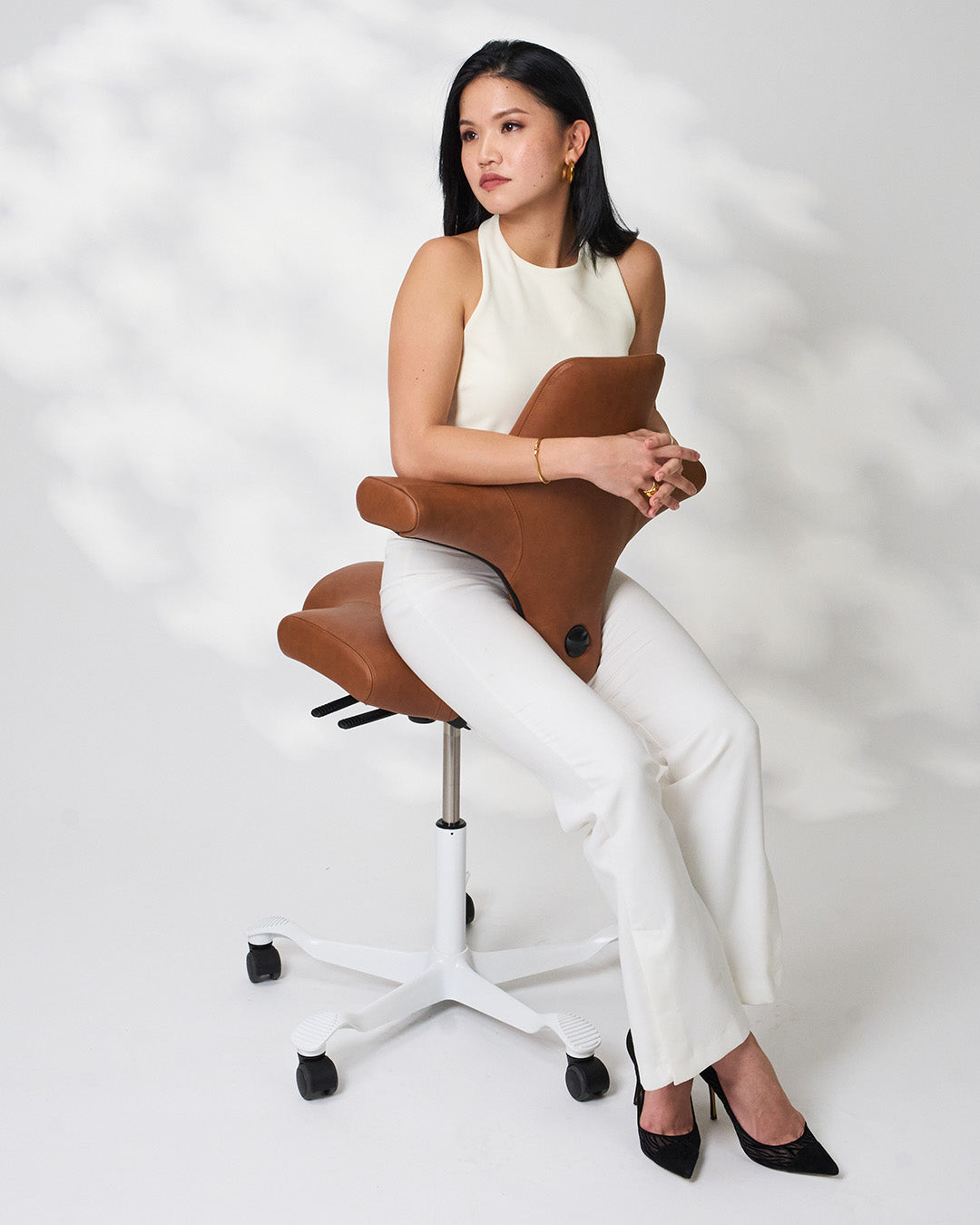 HÅG Capisco 8106 Ergonomic Office Chair - Genuine Leather Wollsdorf Paloma Natur with White Base | Perfect for Home Office, Workspace & Gaming Setup