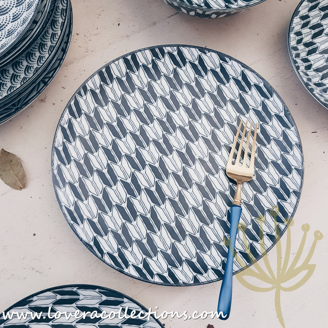 Awasaka Black & White Modern ARROWS Dinnerware Set - 16-Piece Porcelain Plates, Bowls & Mugs - Elegant Tableware for Dinner Parties, Restaurants & Home Decor (60% Off Limited Time Sale)