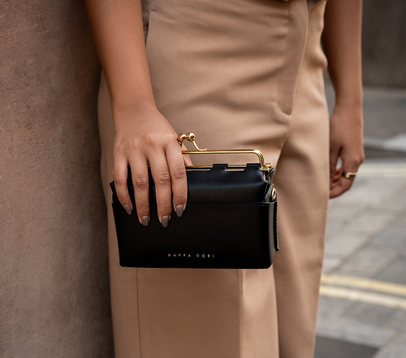 Stylish Kisslock Handbag for Women - Vintage Inspired Clutch Purse with Secure Lock Closure - Perfect for Evening Parties, Weddings & Special Occasions