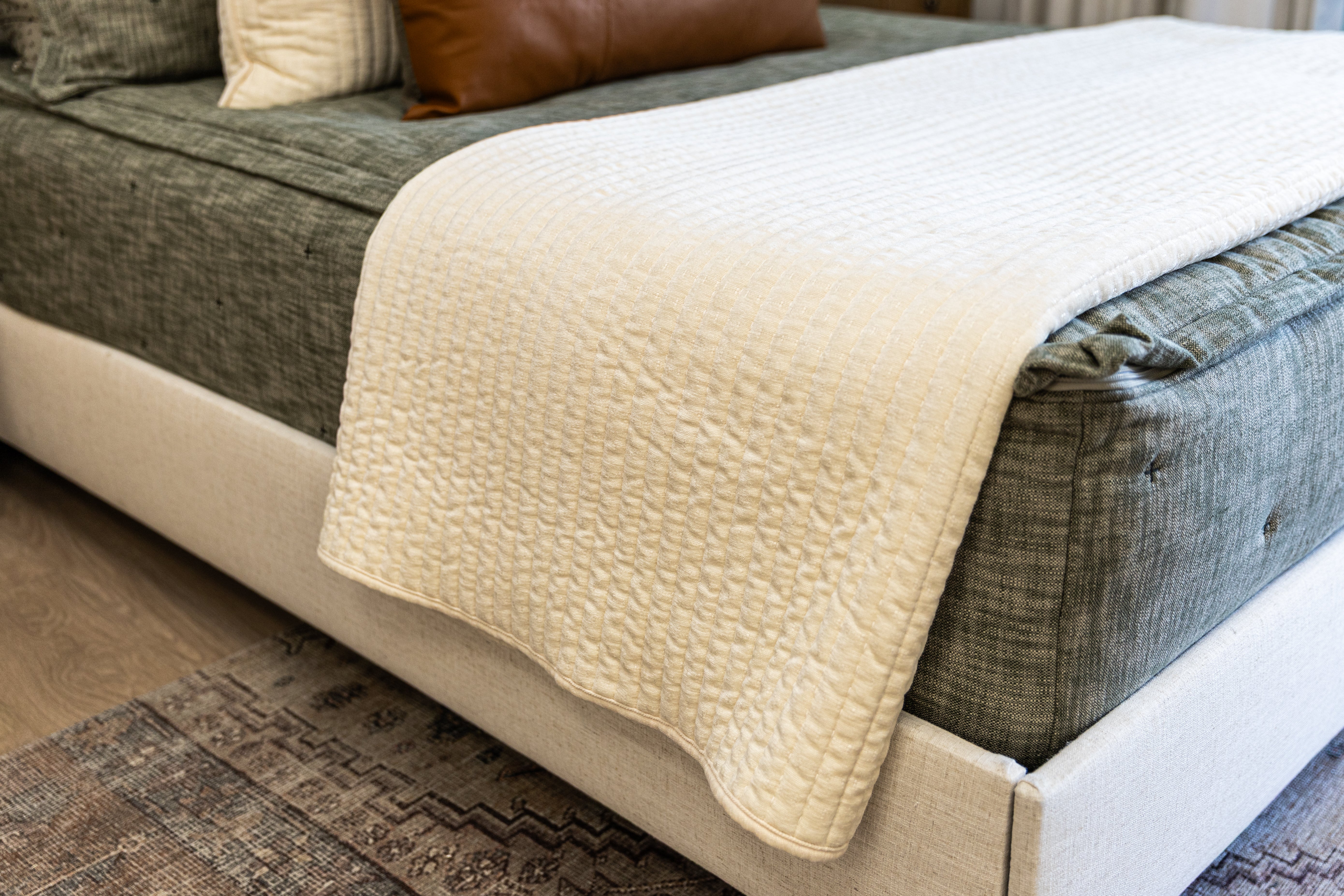 Premium Charlie Luxe Blanket - Ultra Soft & Cozy Throw for Bed, Couch & Travel - Perfect for Gifts, Home Decor & Relaxation