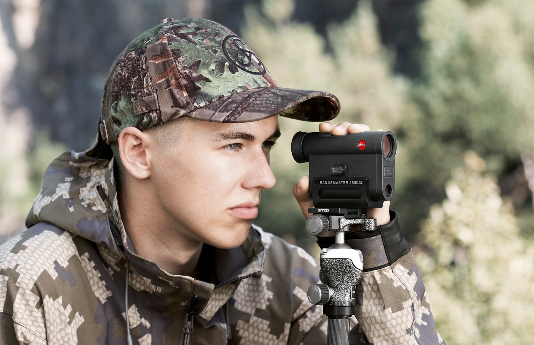 Leica Rangemaster CRF 2800.COM Bluetooth Compact Hunting Rangefinder - Long Distance Laser Range Finder for Golf, Archery & Outdoor Sports