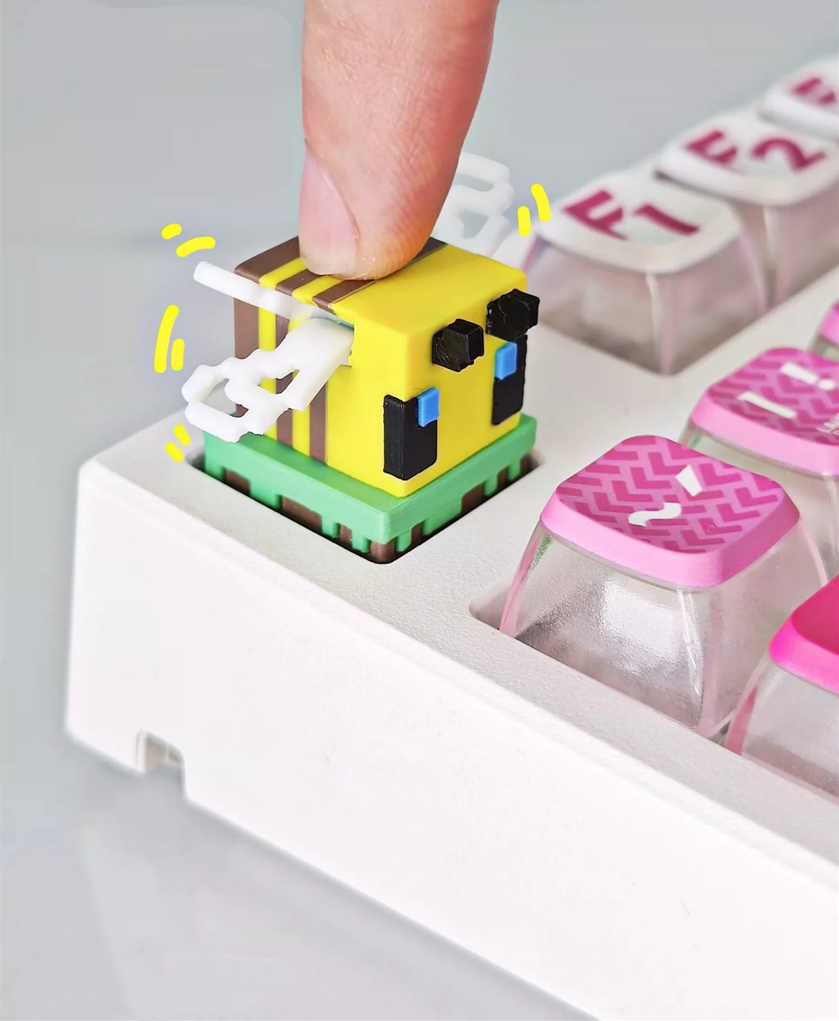 Custom Minecraft Pixel Style Bee Resin Keycaps - Movable Wings, Personalized Gaming Keycaps for Mechanical Keyboards - Perfect for Gamers & Collectors