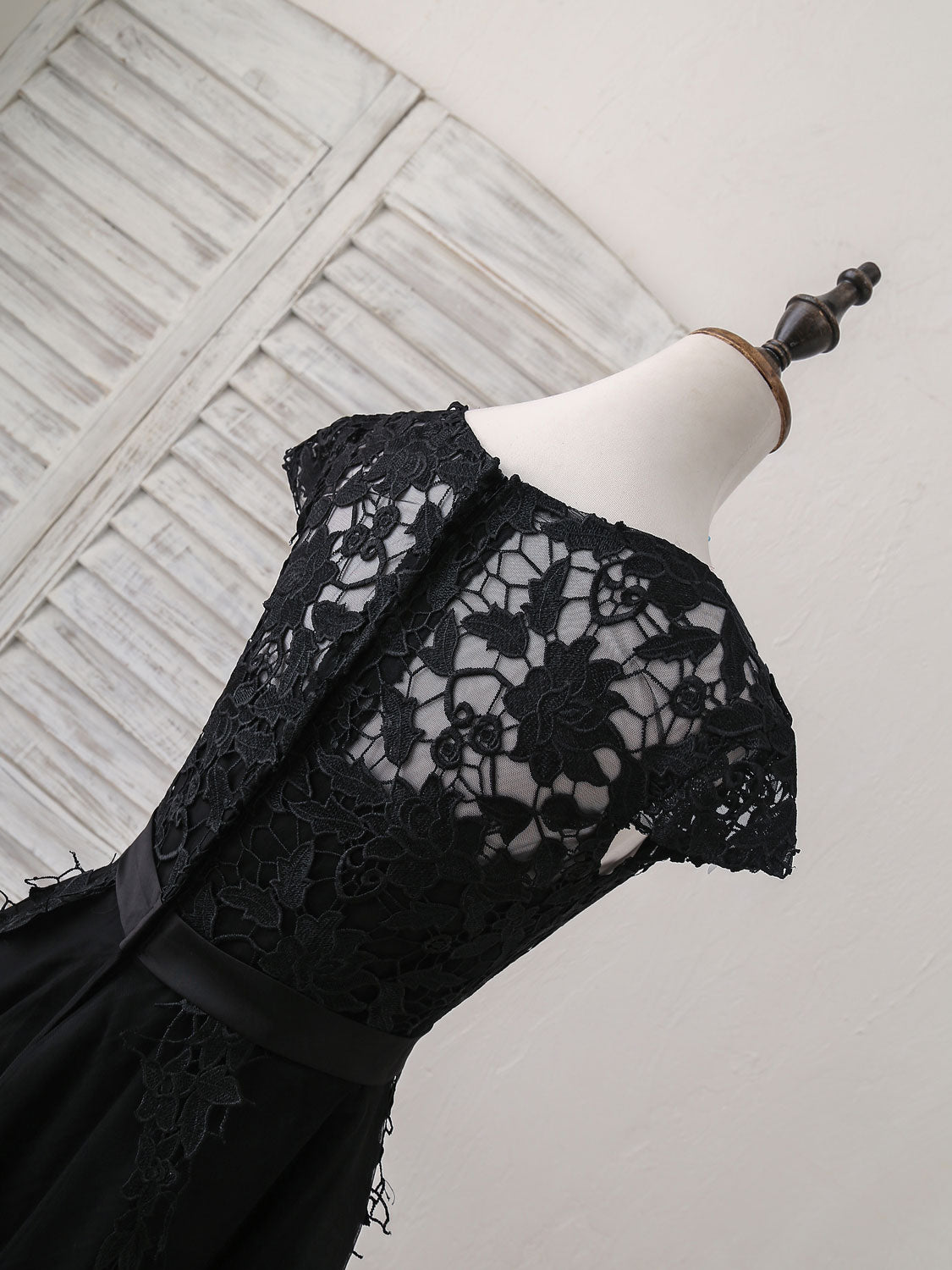 Elegant Black Round Neck Tulle Lace Applique Short Prom Dress | Homecoming Party Dress for Teens | Perfect for Dances, Formals & Special Occasions