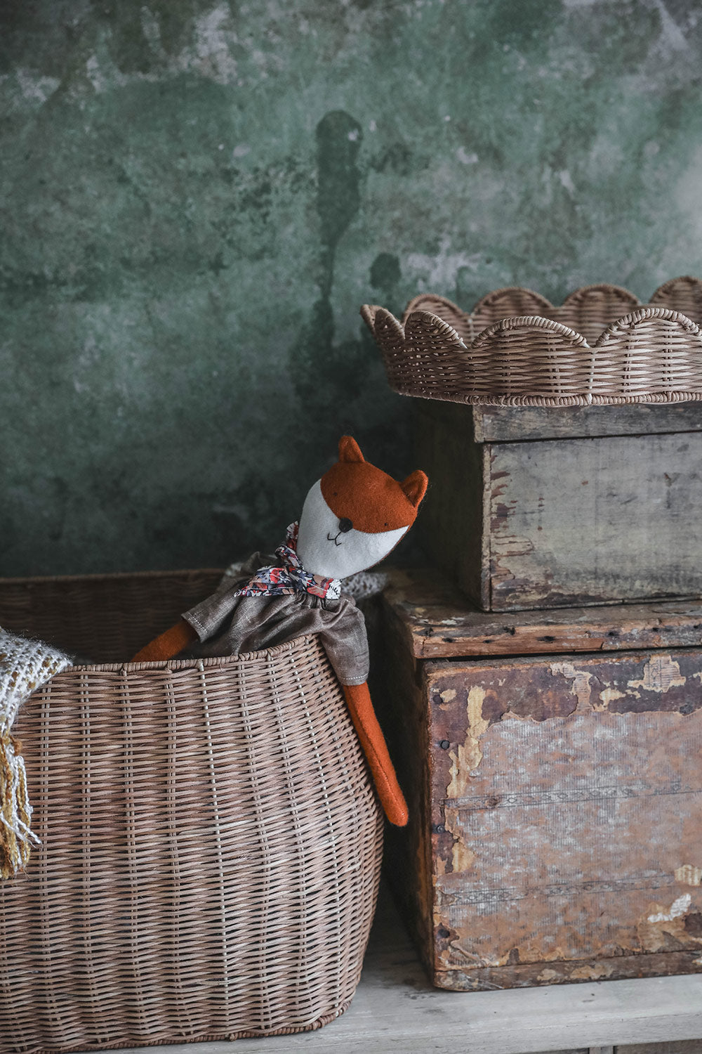 Sage Scalloped Storage Basket with Lid - Woven Decorative Organizer for Home, Office & Nursery - Perfect for Blankets, Toys & Clutter Control