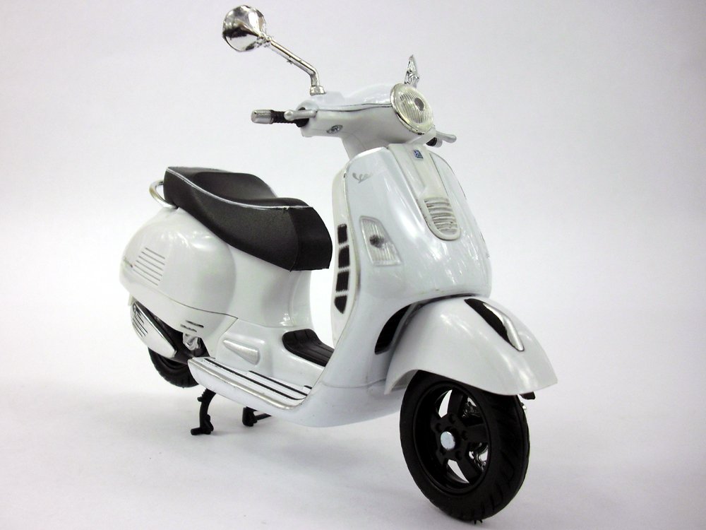 Vespa GTS 300 Super Scooter 1:12 Scale Diecast Model - White | Collectible Motorcycle Replica for Display & Gifts | Perfect for Scooter Enthusiasts & Model Collectors
