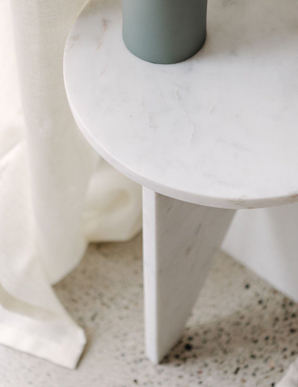 Biagio Round Side Table - Modern Accent End Table for Living Room, Bedroom & Office - Small Round Coffee Table with Sturdy Metal Base