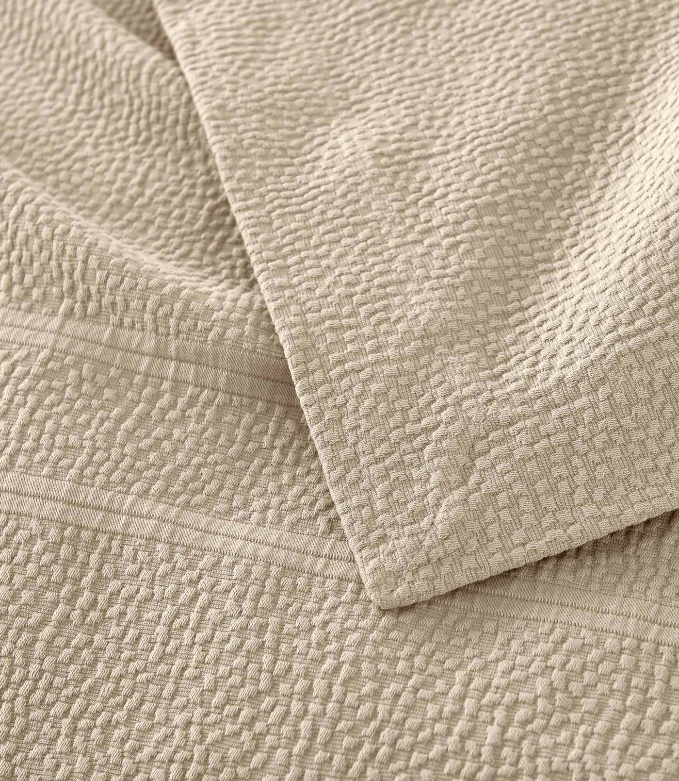 Luxury Montauk Matelassé Coverlet - Queen Size Quilted Bedspread for All Seasons | Soft & Breathable Cotton Blend | Perfect for Master Bedroom, Guest Room & Hotel Decor