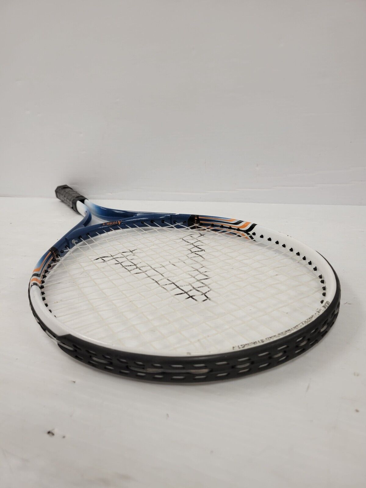 Wilson Atomic Tennis Racket - Lightweight Carbon Fiber Tennis Racquet for Adults & Teens - Perfect for Beginners & Intermediate Players - Great for Court Training & Competitive Matches