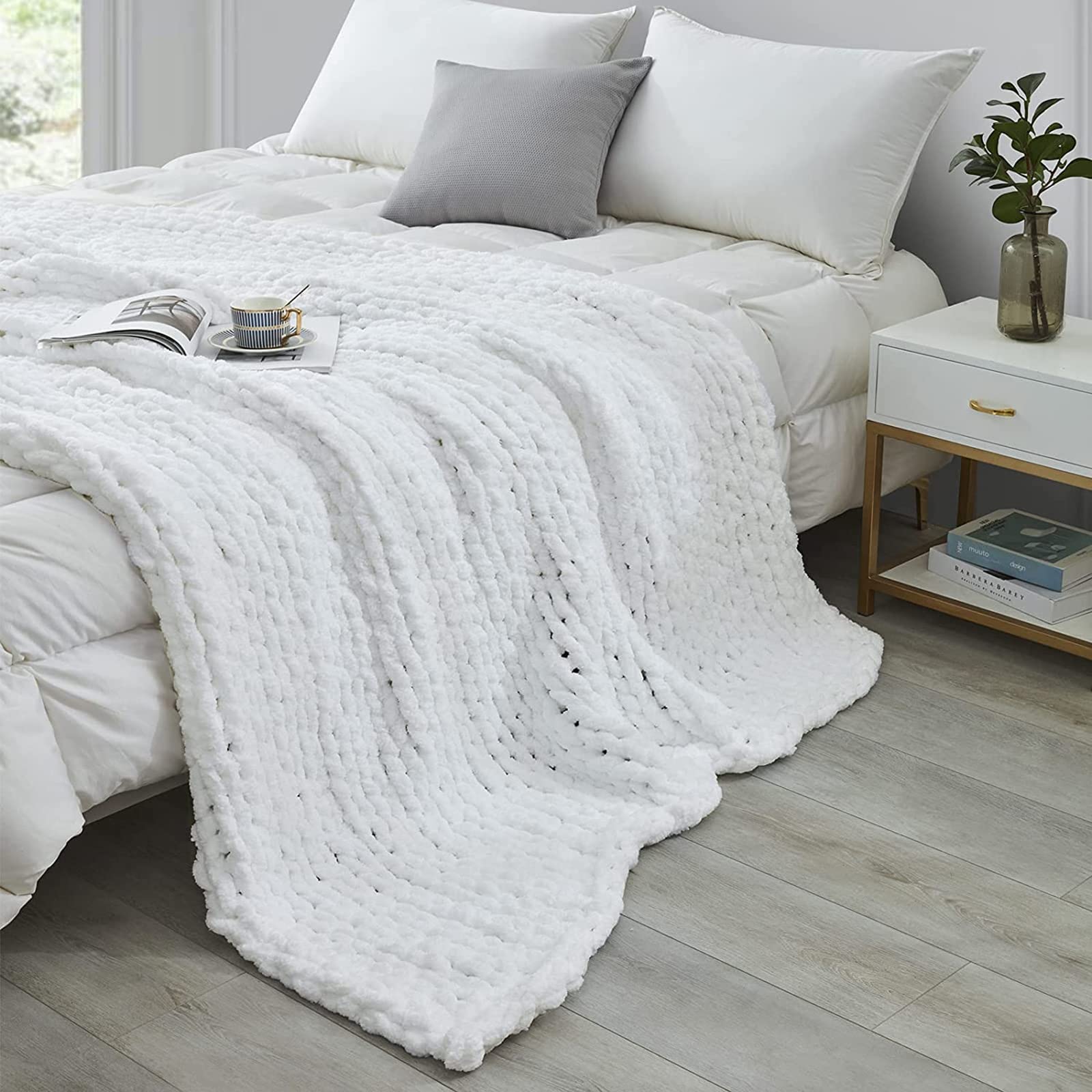 XYXH Super Chunky Knit Blanket - Ultra Soft Chenille Weighted Throw for Sofa, Bed & Couch - Cozy Knitted Blanket for Winter, Home Decor & Gifts (White, 47x59 inches) - Perfect for Netflix Nights, Reading Nook & Cozy Home Atmosphere