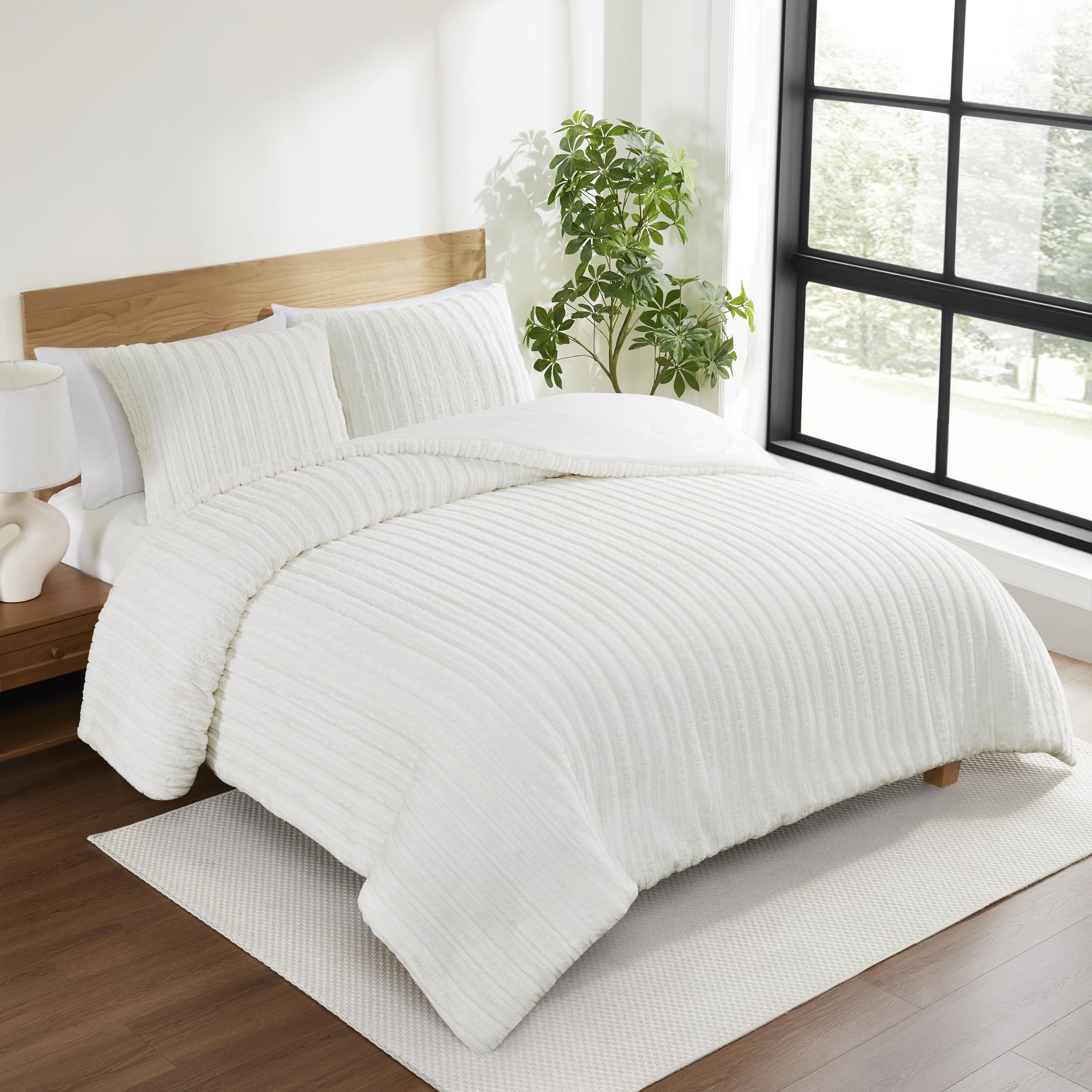 UGG Kenzie Full/Queen Comforter Set - Plush Faux Fur Reversible Down Alternative Bedding with 2 Pillow Shams | Soft, Warm & Washable Hypoallergenic Blanket for Bedroom | White Snow | Perfect for Cozy Winter Nights & Guest Room Decor