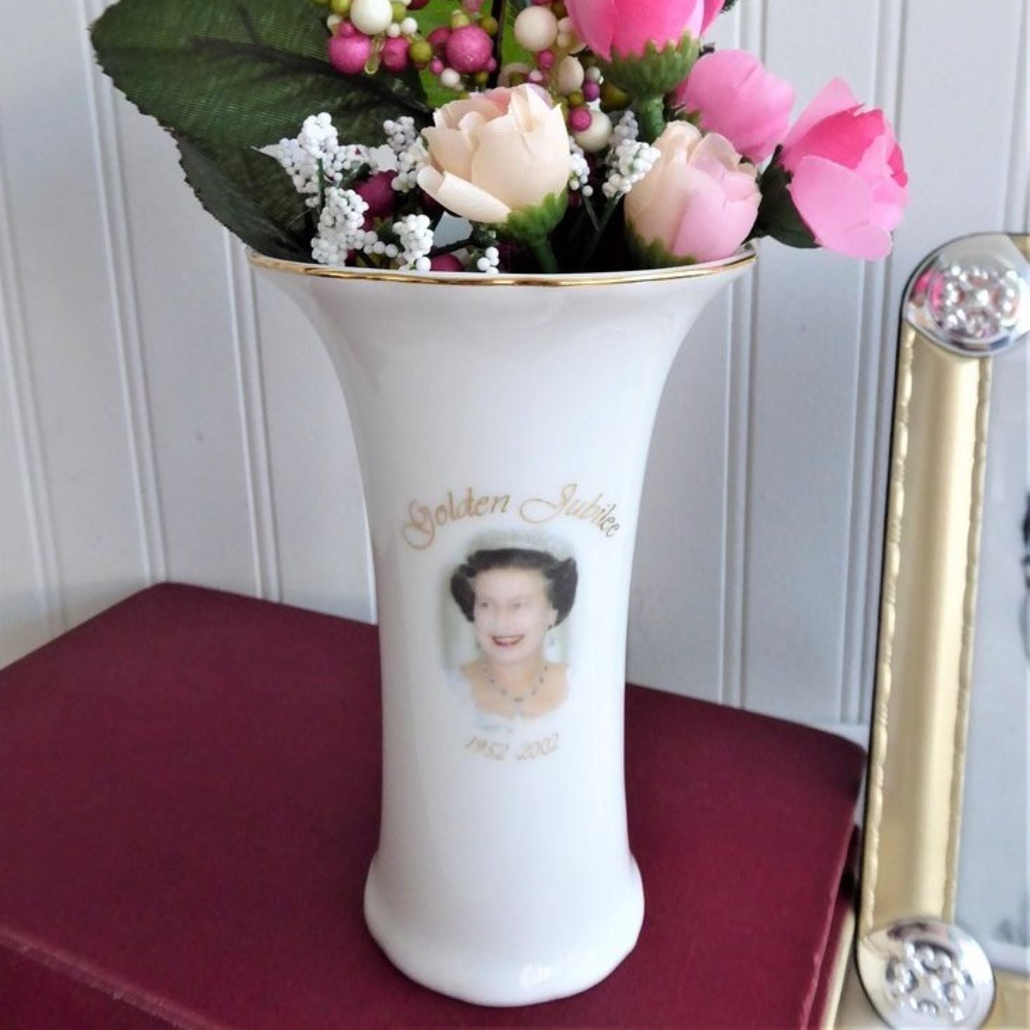 Queen Elizabeth II Golden Jubilee 2002 Commemorative Vase - 50th Anniversary Bone China with Photos - Perfect for Royal Collectors & Home Decor