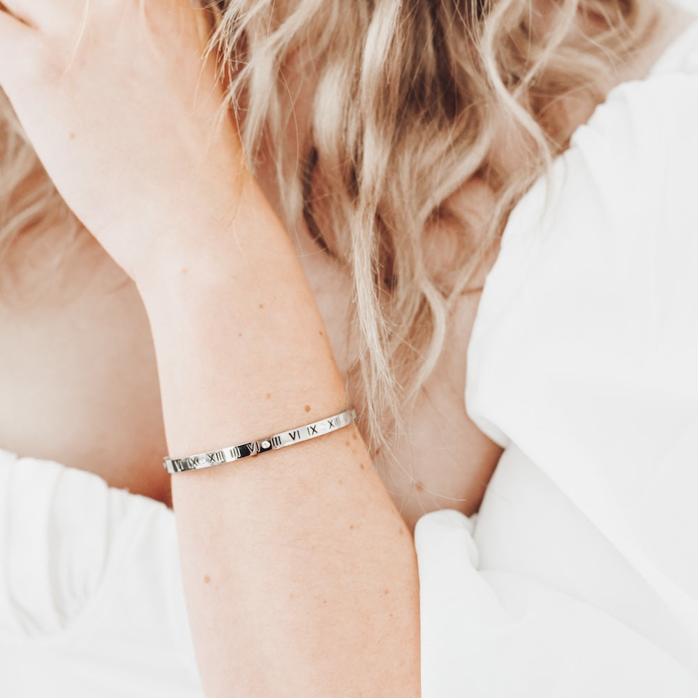 Waterproof Roman Numeral Buckle Clasp Bangle Bracelet - Perfect for Daily Wear, Gifts & Special Occasions