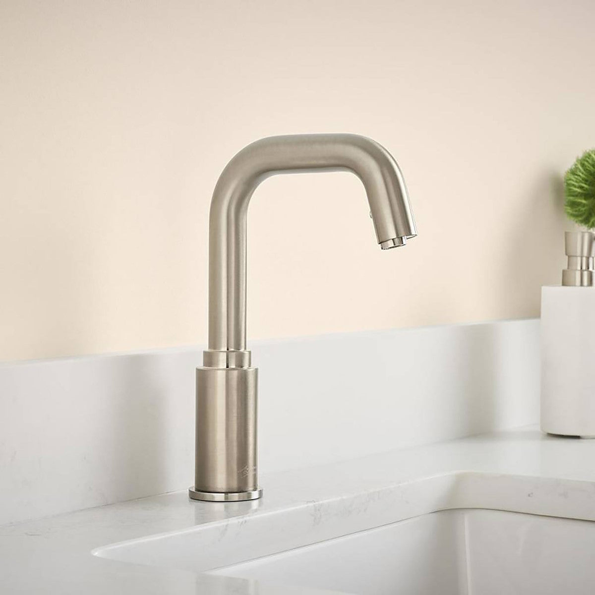 American Standard Selectronic 0.35 GPM Battery-Powered Touchless Faucet - Hands-Free Kitchen Sink Faucet for Hygienic Cooking & Cleaning