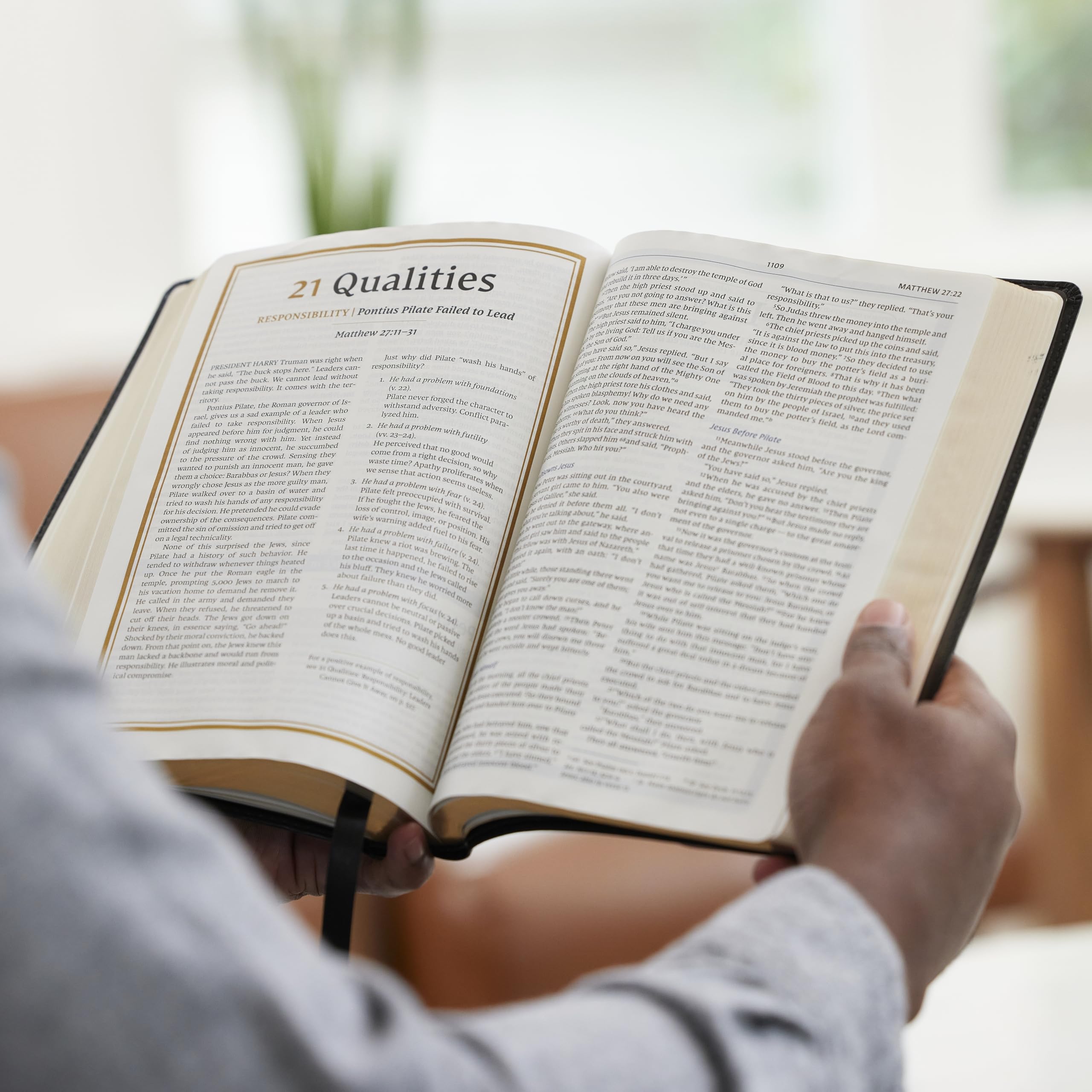 NIV Maxwell Leadership Bible, 3rd Edition - Genuine Leathersoft Cover in Black with Comfort Print | New International Version Holy Bible for Christian Leaders, Business Professionals & Daily Devotion