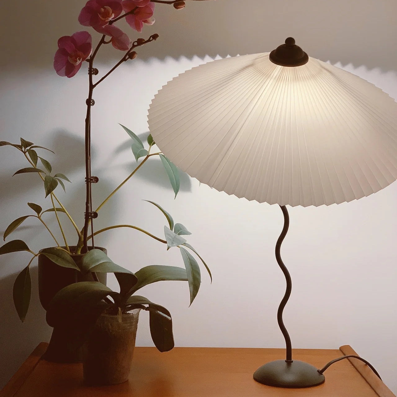 Modern Squiggle Table Lamp - Adjustable LED Desk Light for Home Office, Bedroom & Study - Stylish & Functional Lighting for Reading & Decor