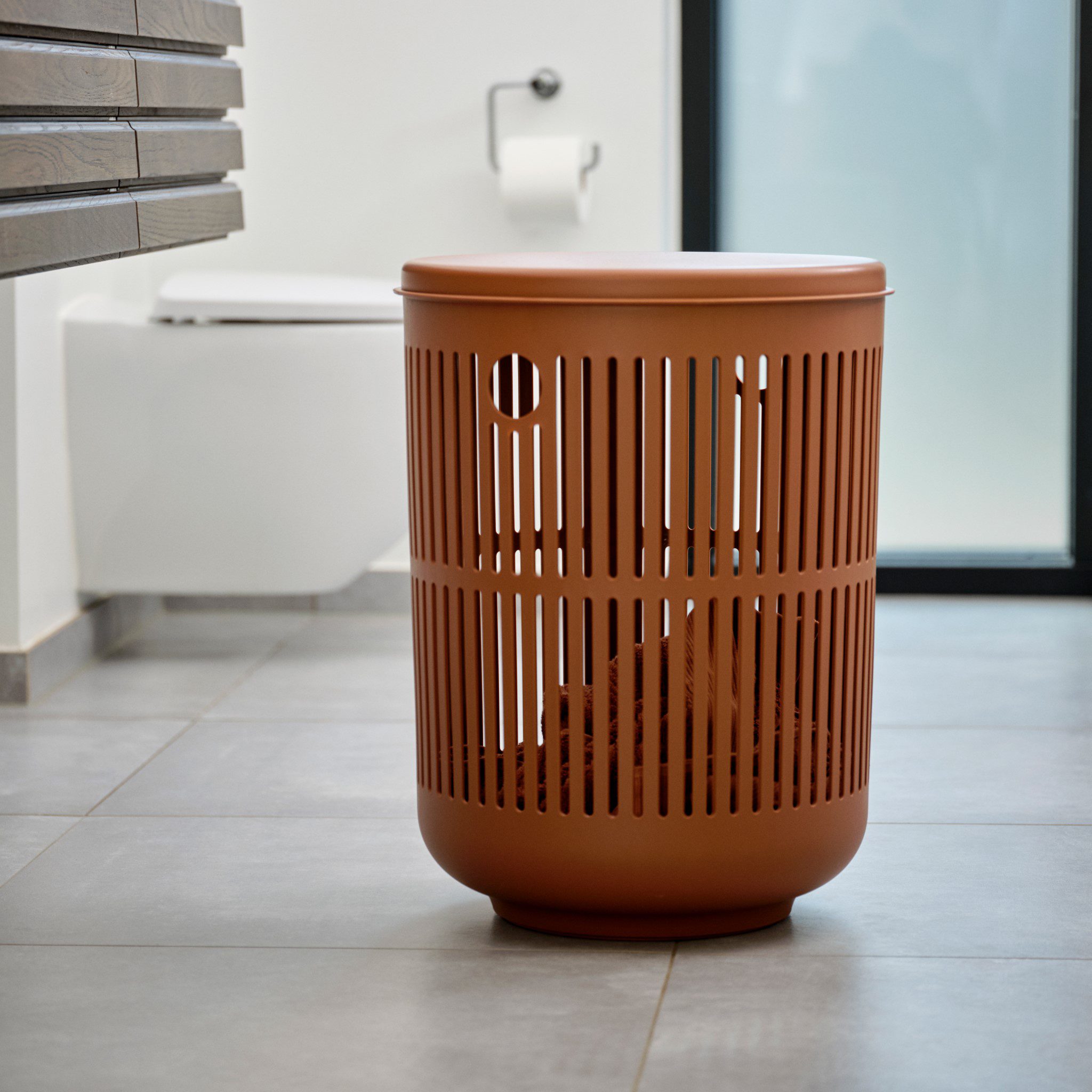 ZONE DENMARK Ume 60L Laundry Basket with Lid in Terracotta - Stylish Storage for Bedroom, Bathroom & Laundry Room Organization