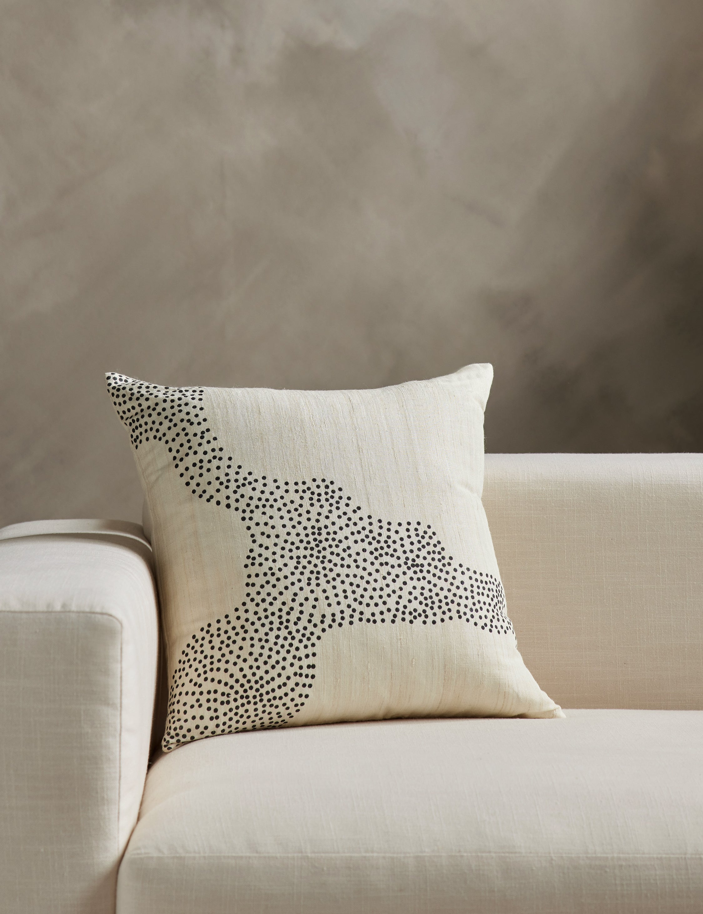 Hadiya Williams Premium Silk Pillowcase for Hair & Skin - Smooth & Hypoallergenic - Perfect for Beauty Sleep & Travel