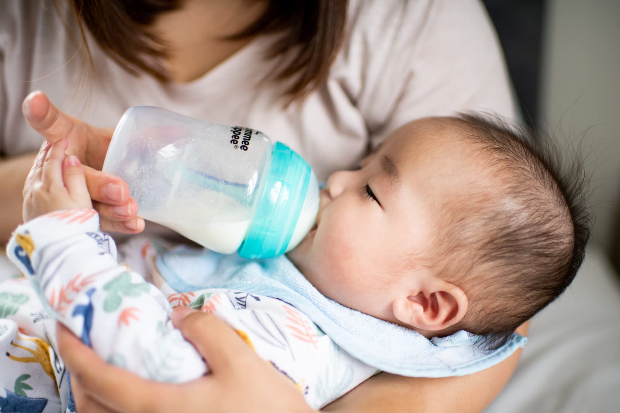 Tommee Tippee Advanced Anti-Colic Baby Bottle Set - Complete Feeding Kit with Slow Flow Nipples & Travel Case - Perfect Newborn Gift for Breastfed Babies | Ideal for Home, Daycare & On-the-Go Use