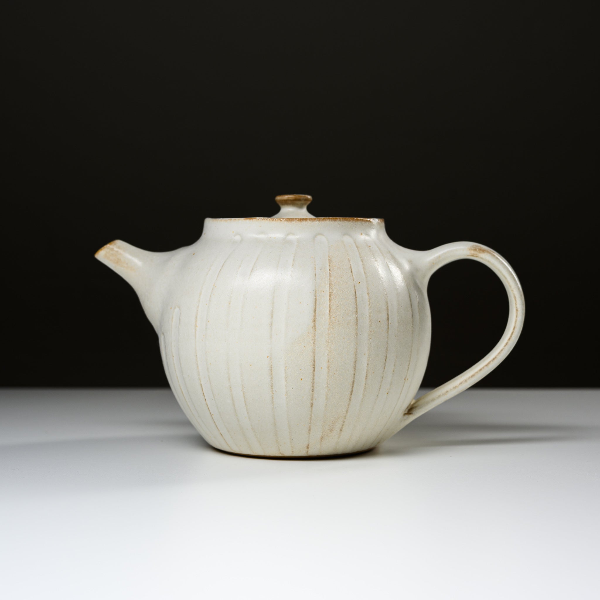 Wakasama Kiln Kinari Round Teapot - 600ml Handmade Ceramic Japanese Teapot for Green Tea, Oolong Tea & Herbal Tea Brewing - Perfect for Home, Office & Tea Ceremonies