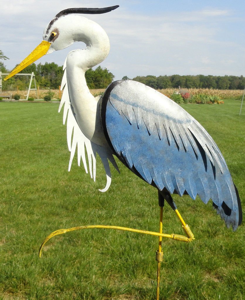 CHSGJY Elegant Metal Heron Sculpture - 3D Yard Art Decor for Lawn, Garden, Patio & Outdoor Spaces - Perfect for Backyard, Poolside & Landscape Decoration