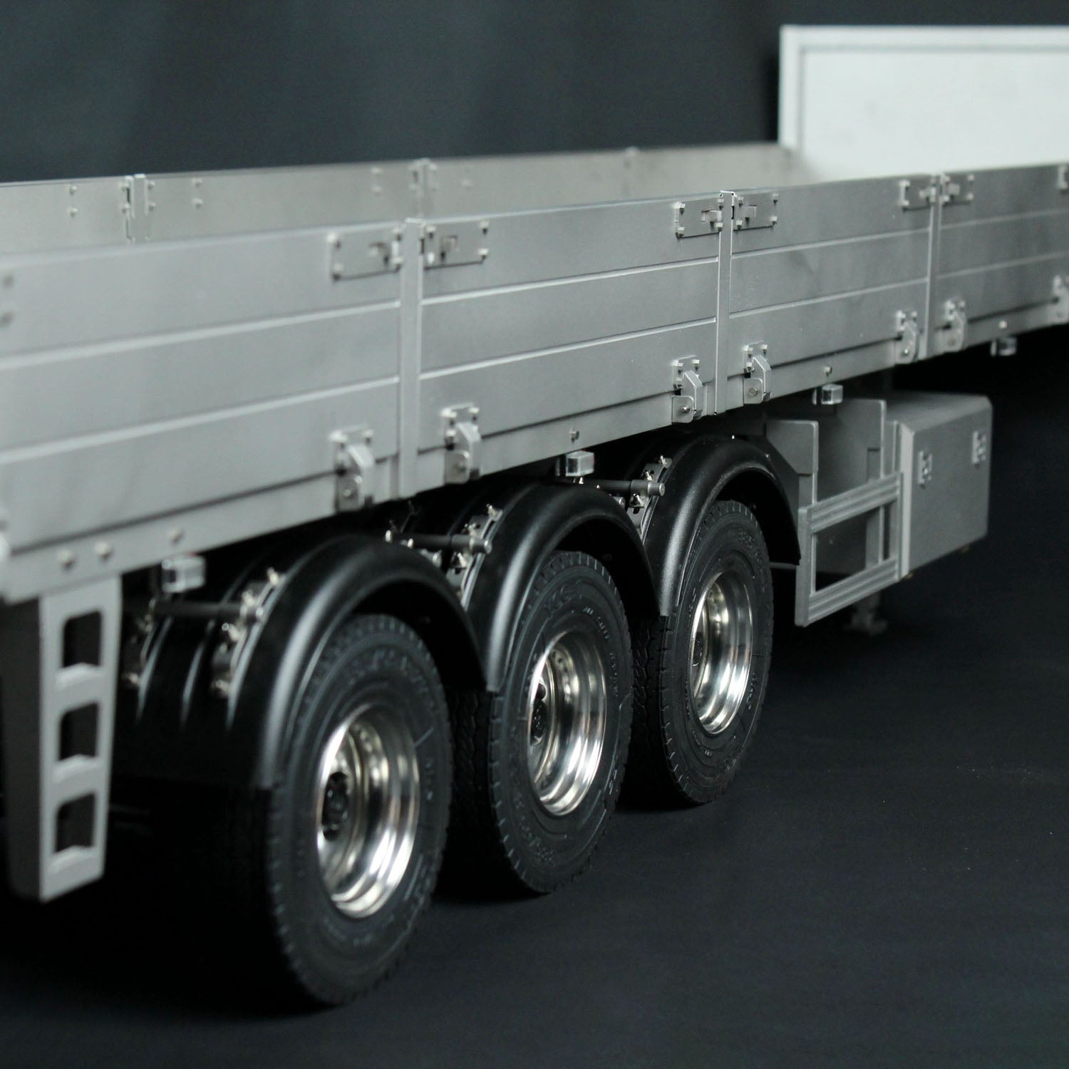1/14 Scale 3 Axle Metal Semi Trailer for RC Tractor Truck - Remote Control Electric Model Car Kit (Unassembled & Unpainted) - Perfect for RC Enthusiasts & Collectors