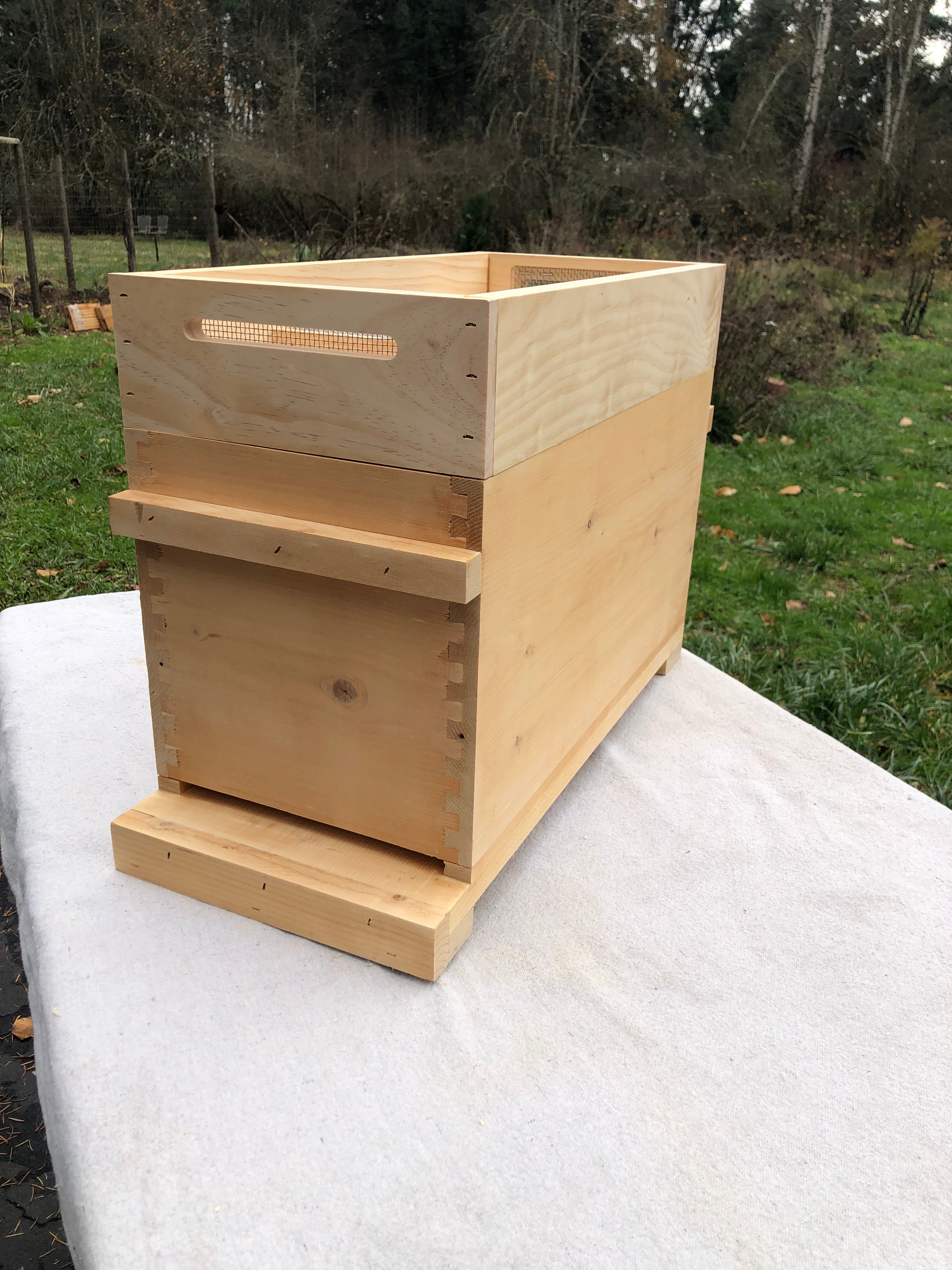Nucleus Hive Vivaldi Board™ with Vivaldi Screen™ - Premium Beekeeping Equipment for Professional & Hobbyist Beekeepers | Perfect for Honey Production, Pollination & Apiary Management