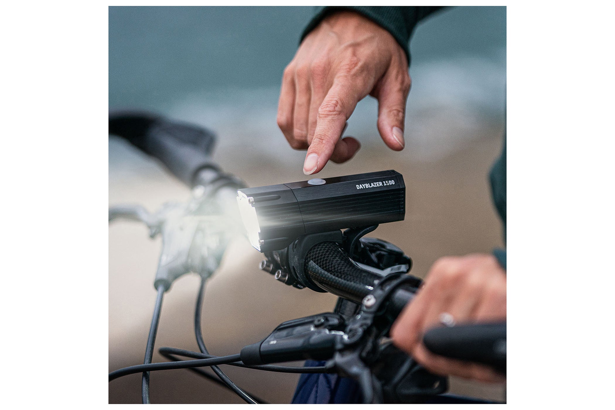 Blackburn DayBlazer 1500 Front Bike Light - High Visibility LED Cycling Light for Road & Mountain Bikes - Perfect for Commuting, Night Riding & Outdoor Adventures