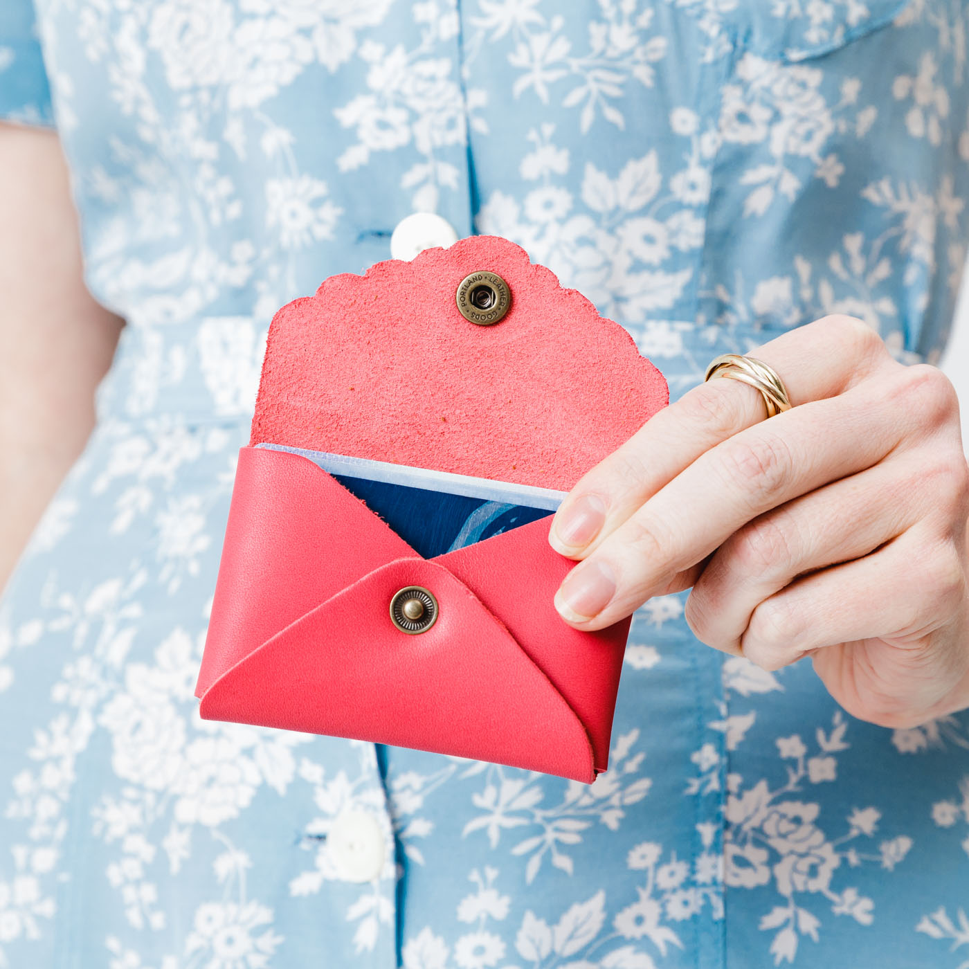 Mini Daisy Wallet - Compact & Stylish RFID Blocking Wallet for Women | Perfect for Travel, Shopping & Everyday Use