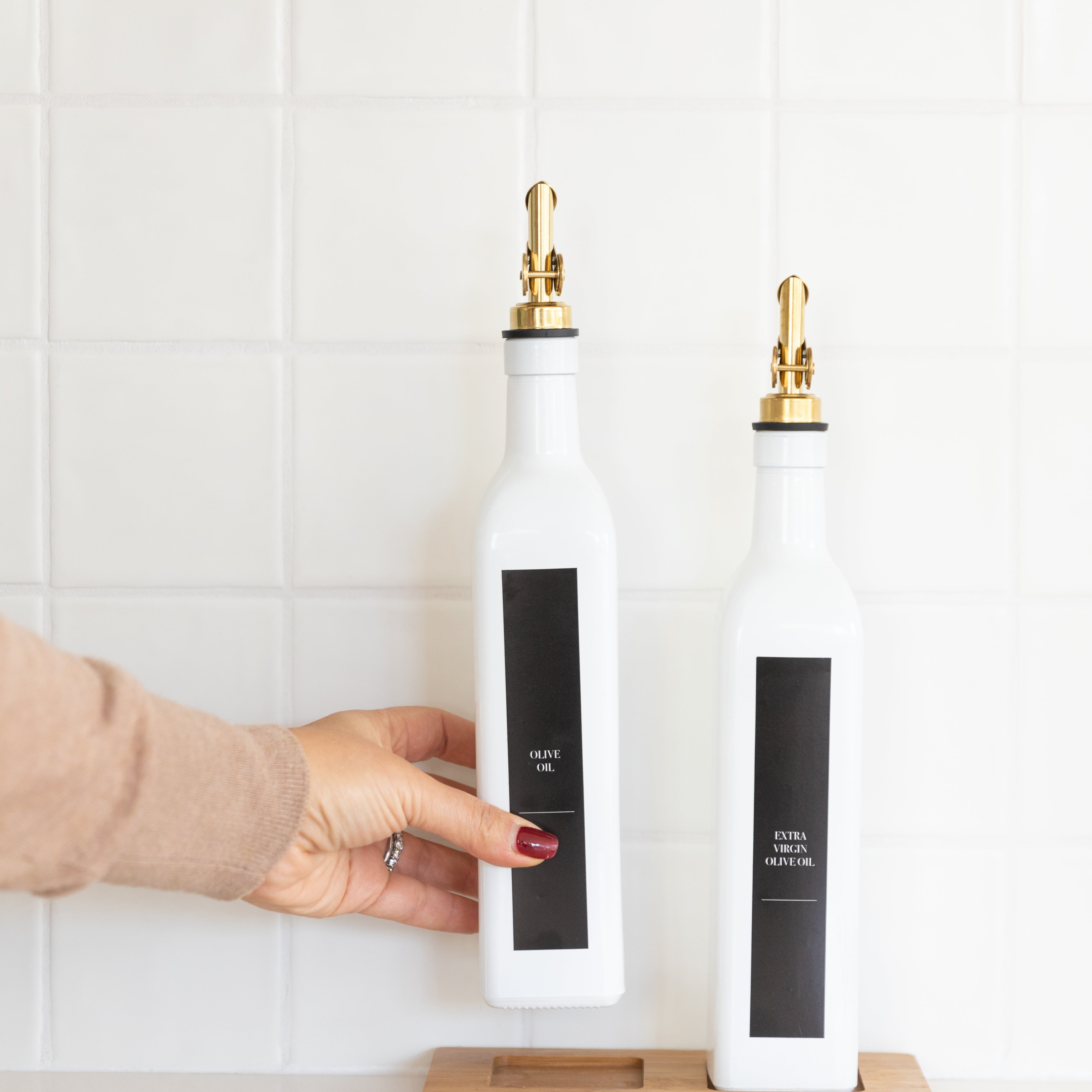 Premium 500ml White Oil & Vinegar Bottle with Gold Pour Spout - Elegant Kitchen Dispenser for Salad Dressing & Cooking Oil - Perfect for Restaurants, Home Kitchens & Gourmet Cooking