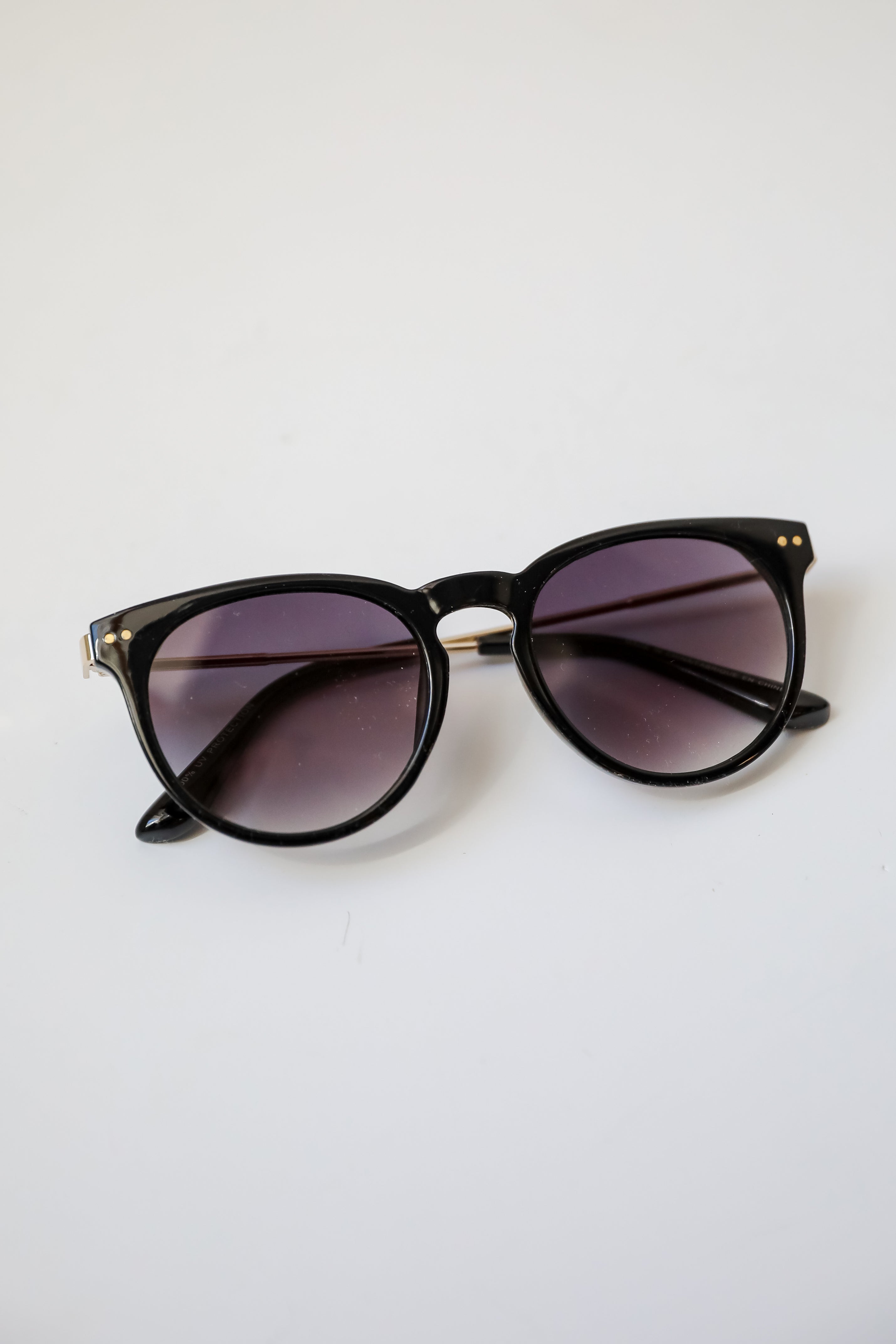 Trendy Round Sunglasses for Women & Men – UV Protection, Polarized Lenses – Perfect for Beach, Driving & Outdoor Activities