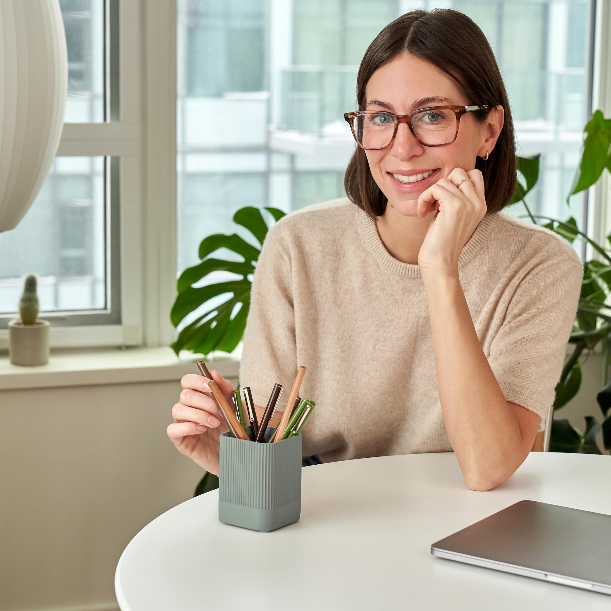 KIBAGA Modern Concrete Pen Holder - Aesthetic Desk Organizer for Pencils, Pens & Office Supplies - Stylish Office Decor & Functional Workspace Accessory - Perfect for Home Office, Study & Workspace Organization