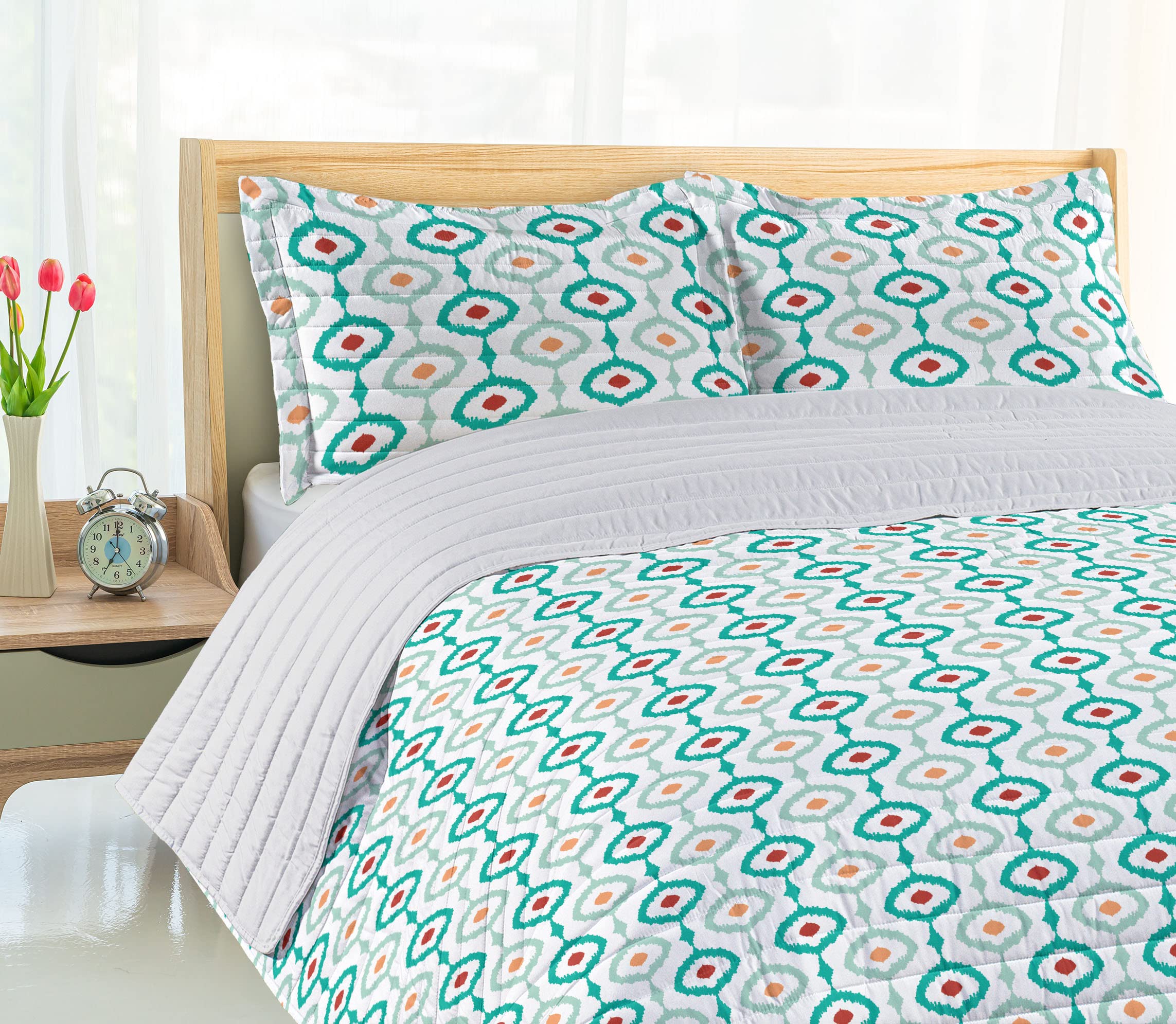 Lunarable Ikat Microfiber King Size Bedspread Set - Soft Retro Style Bedding with Pillow Shams & Comforter in Pale Green & White | Perfect for Bohemian Bedroom Decor, Guest Room Makeover & Cozy Home Styling
