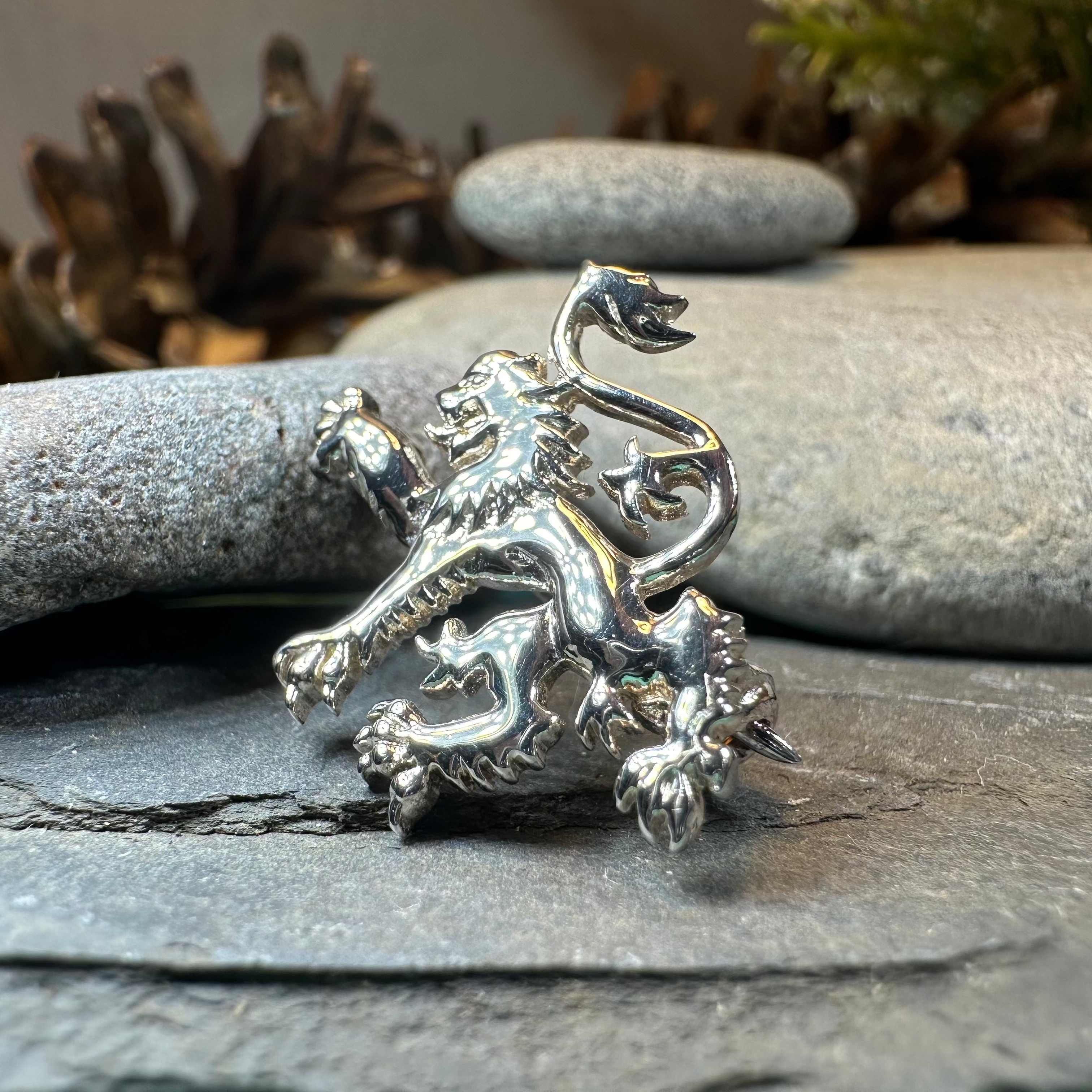 Scotland Royal Lion Lapel Pin - Elegant Scottish Crest Brooch for Men & Women - Perfect for Suits, Blazers, Kilts & Formal Occasions