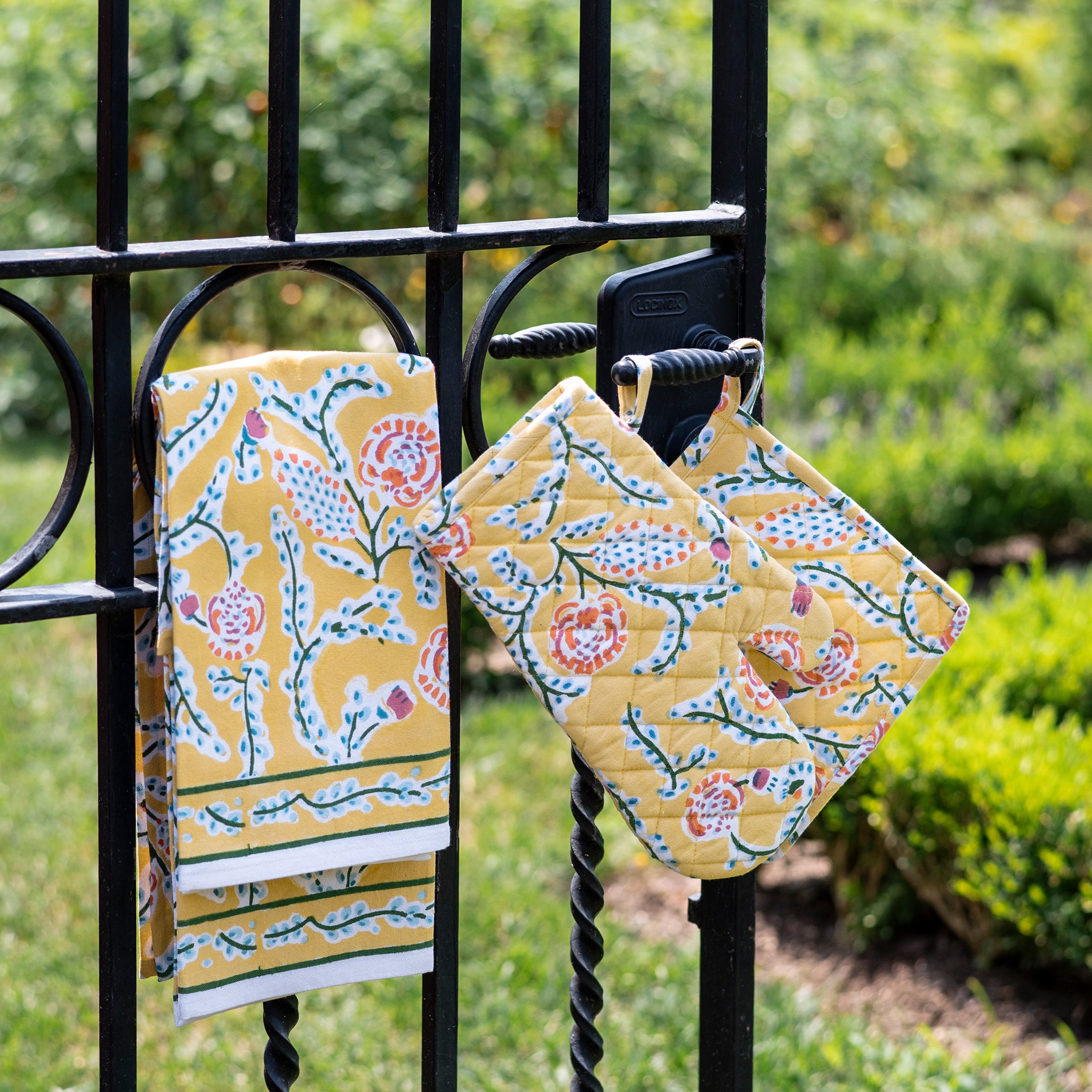 Premium Heat-Resistant Climbing Dahlia Sunshine Yellow Oven Mitt Set - 2 Pcs Kitchen Baking Gloves for Cooking, Grilling & BBQ - Perfect Gift for Home Chefs