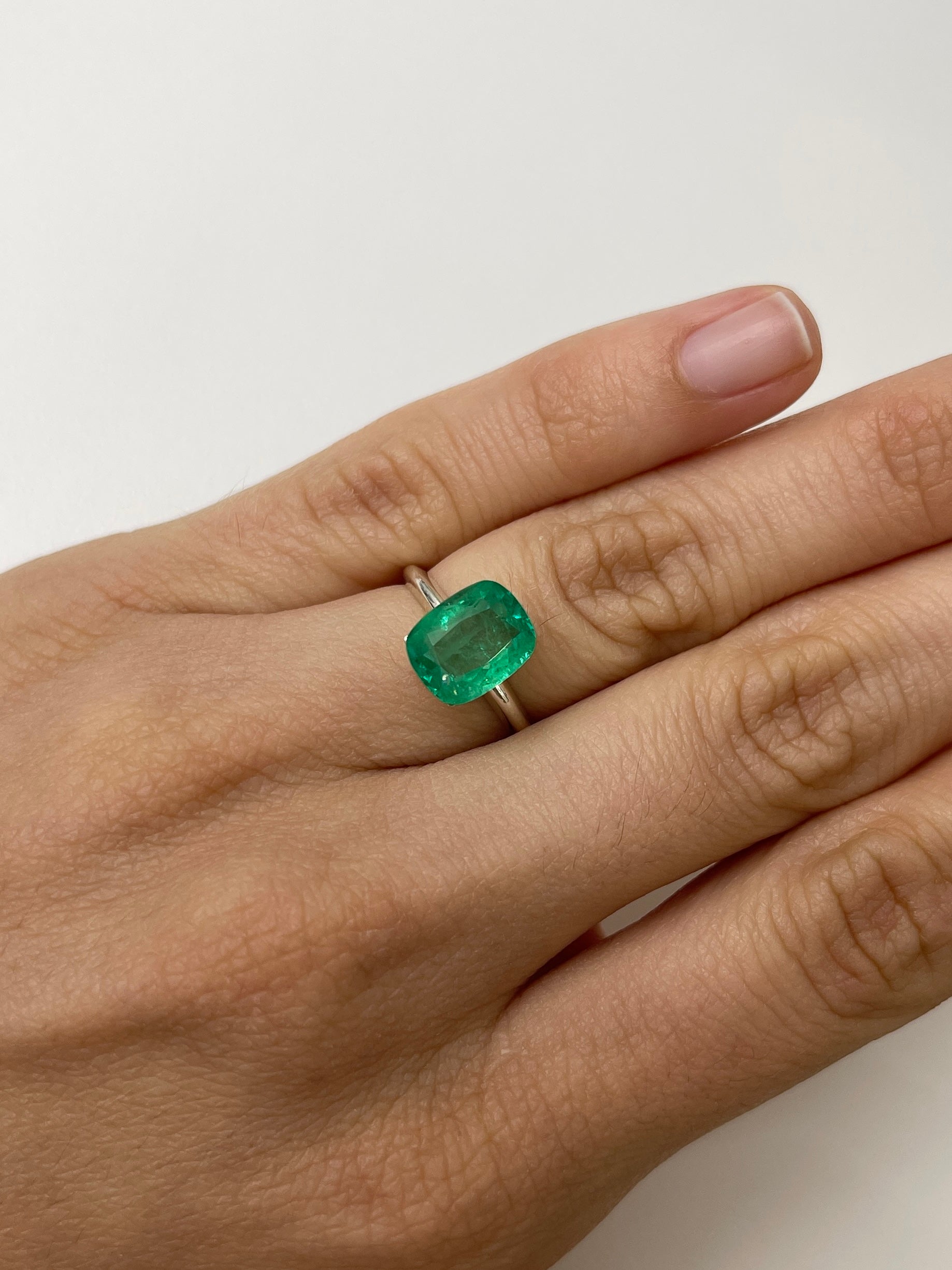 2.91 Carat Natural Colombian Emerald - 10.4x8.3mm Medium Green Loose Gemstone, Elongated Cushion Cut for Jewelry Making, Engagement Rings & Fine Collections