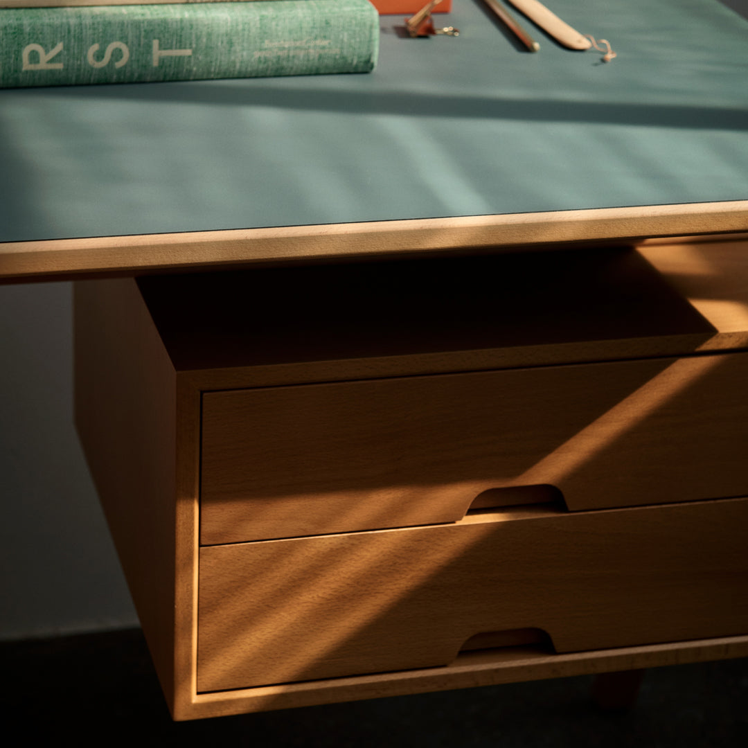 Daystak RD3 Modern Computer Desk - Ergonomic Home Office Desk for Work & Study, Compact Writing Desk with Sturdy Metal Frame, Perfect for Small Spaces & Apartments (Home Office, Gaming, Remote Work)