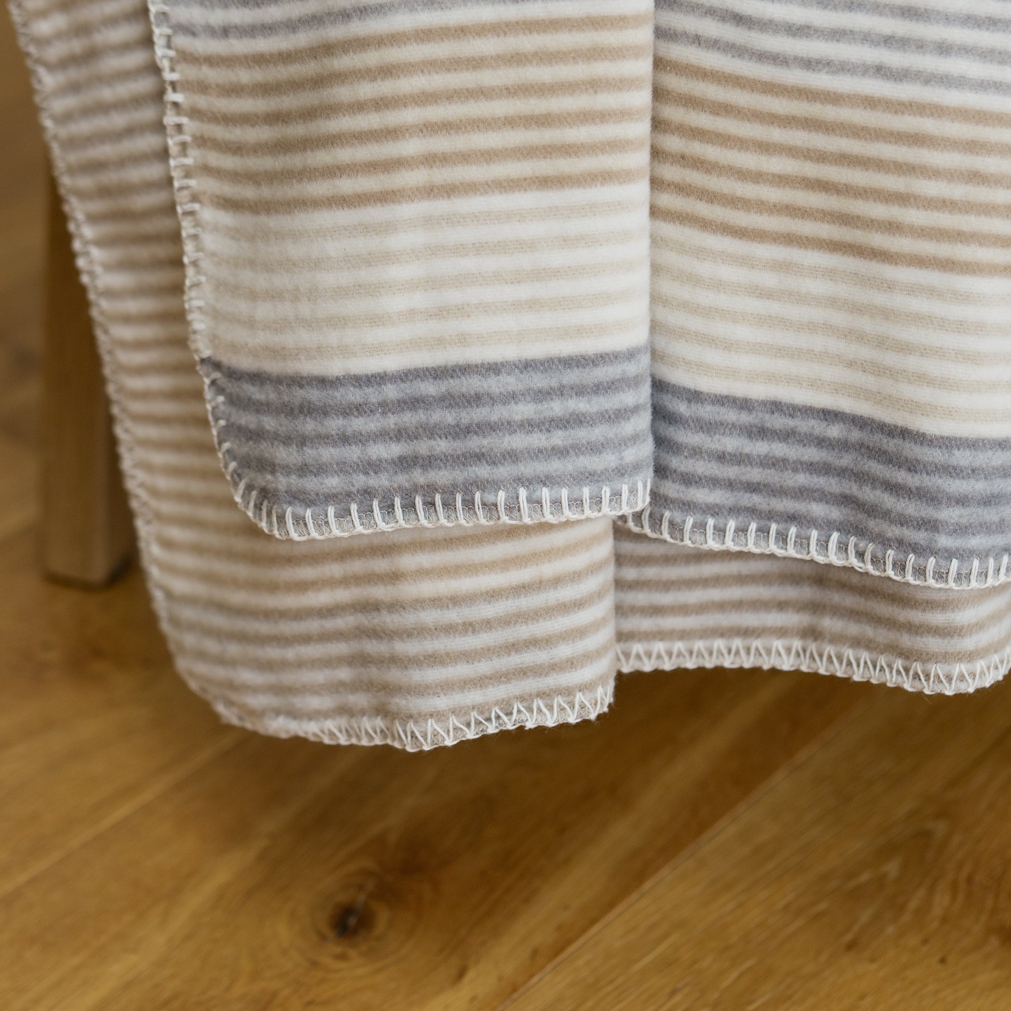 Ibena Almada Premium Soft Luxury Blanket - Beige & Grey - Cozy Throw for Bed, Sofa, and Travel - Ultra-Plush & Warm Fleece Blanket for Home Decor, Gifts, and Relaxation