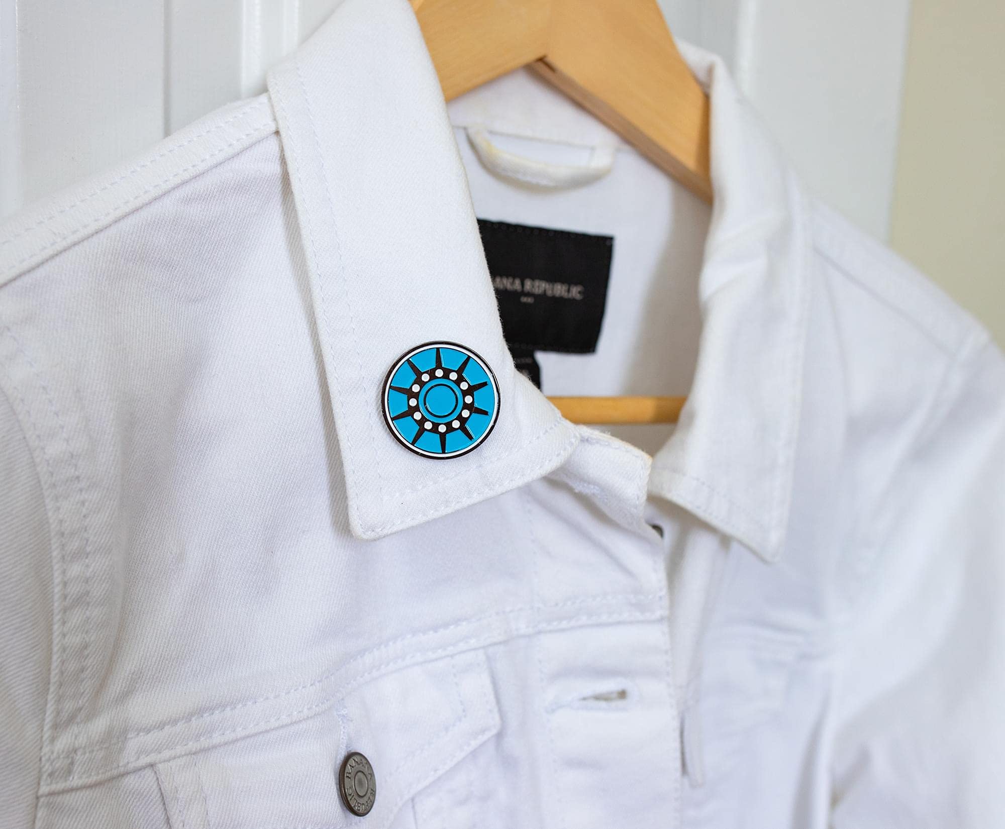 Iron Man Arc Reactor Enamel Collector Pin - Marvel Avengers Superhero Collectible Badge - Perfect for Cosplay, Conventions & Marvel Fans Gift